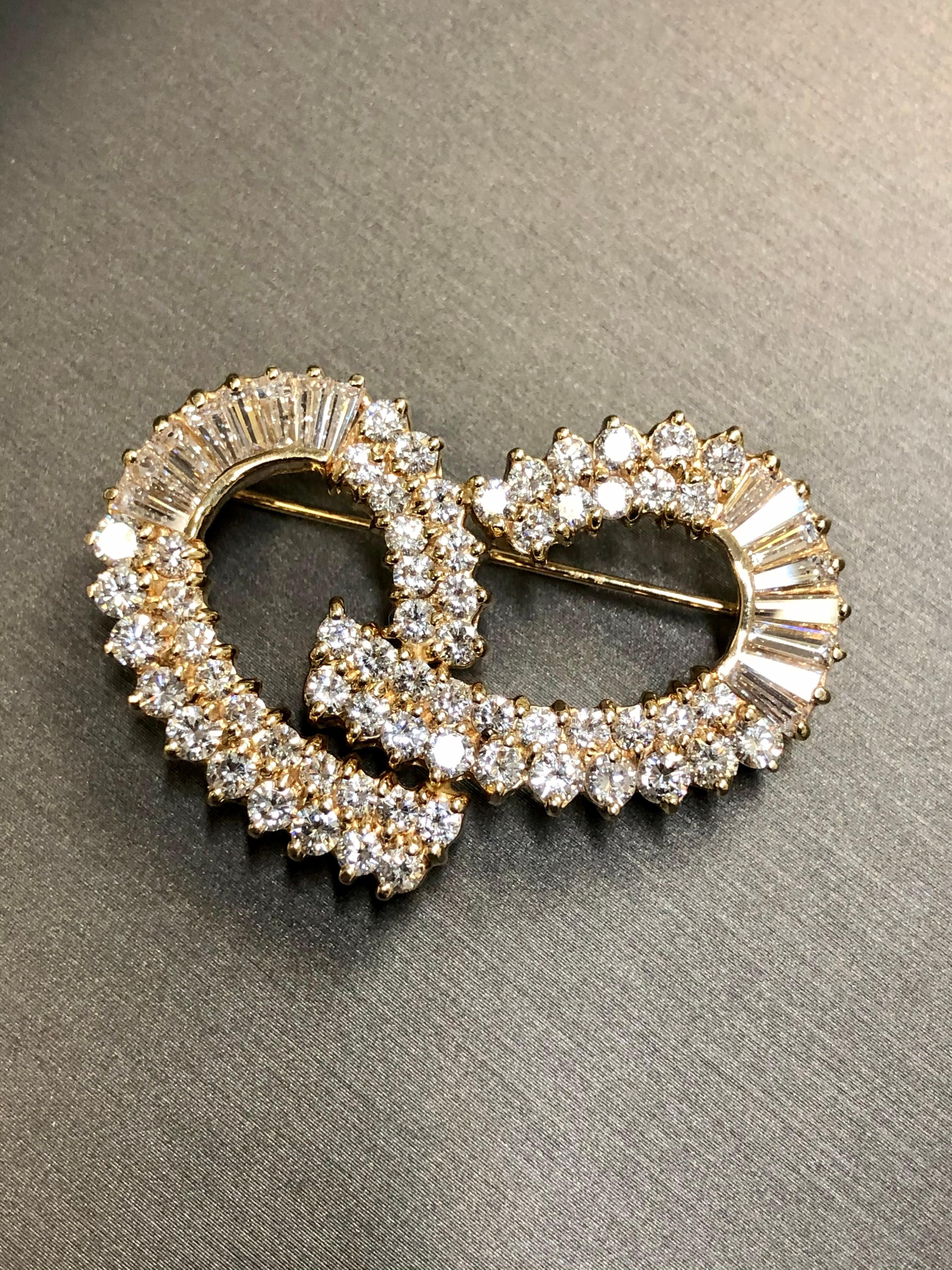 Estate 14k Swirl Ribbon Baguette Round Diamond Brooch Pin 6.40cttw G Vs1 In Excellent Condition For Sale In Winter Springs, FL