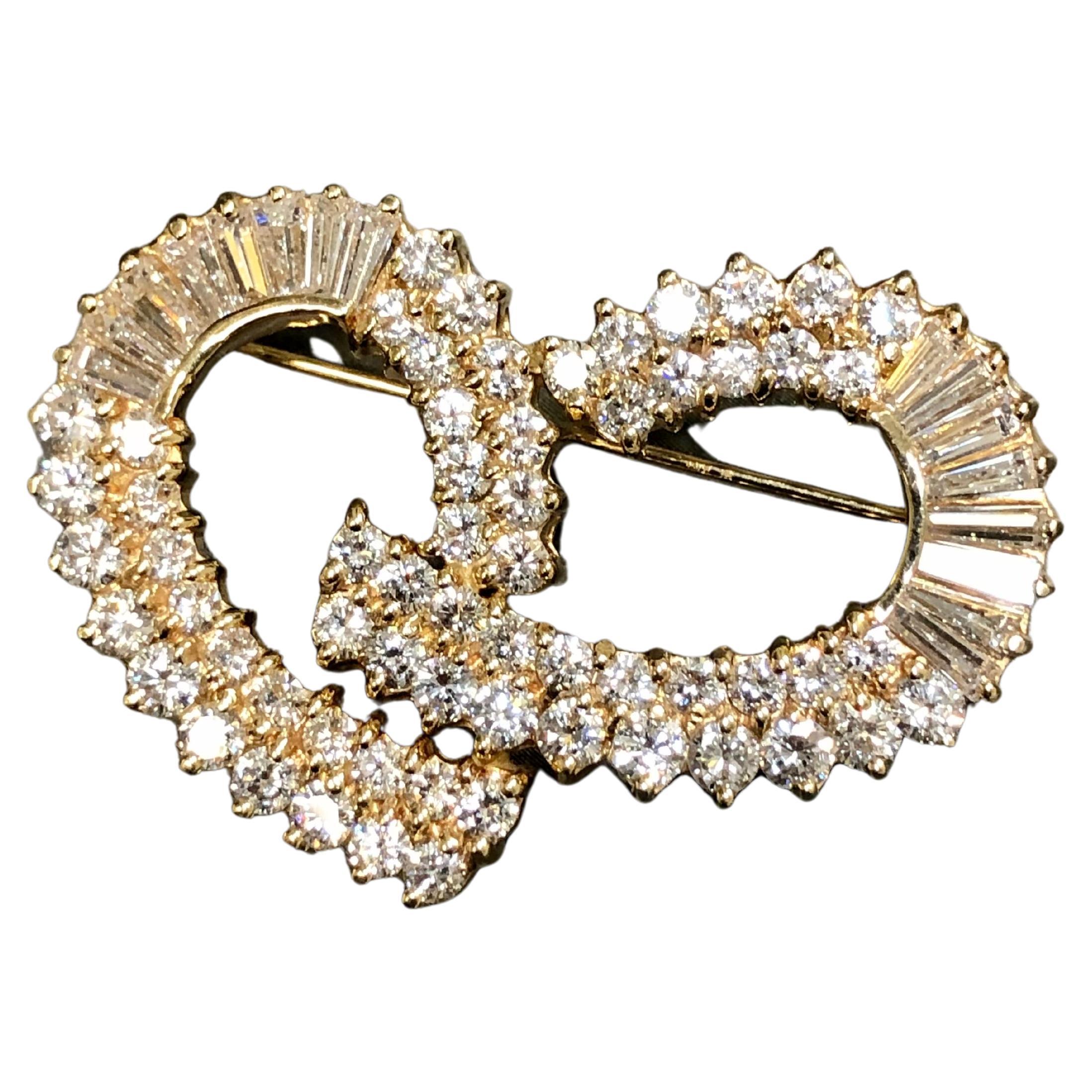Broche à ruban tourbillon en or 14 carats avec diamants ronds et baguettes de 6,40 carats poids total G Vs1