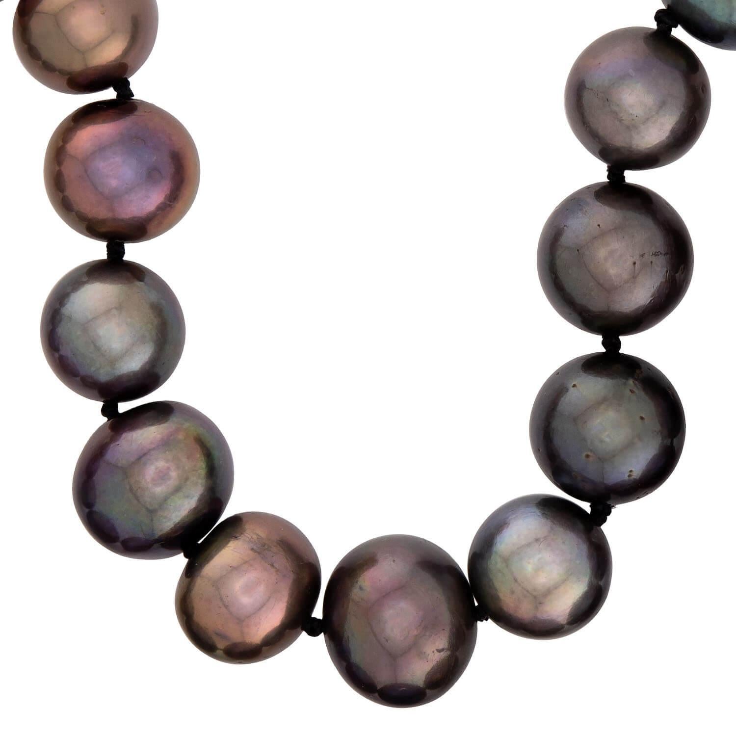 Un collier de perles d'une beauté classique ! Cette pièce merveilleuse et féminine présente un seul rang de 44 perles de Tahiti, qui sont nouées individuellement et enfilées sur un cordon noir. La taille et la forme des perles varient légèrement,