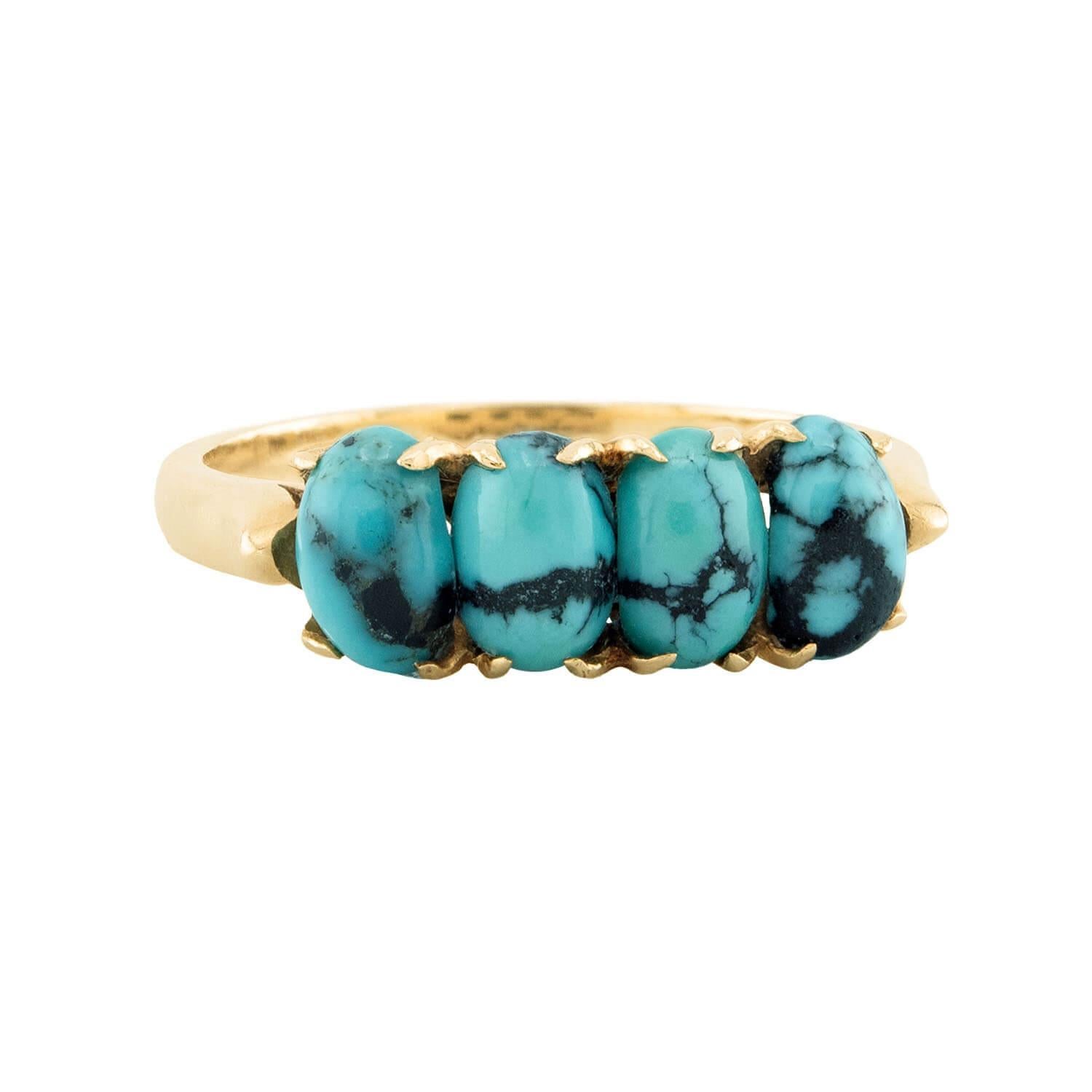 Un favoloso anello con quattro pietre di turcheseQuesto splendido anello è realizzato in oro giallo vibrante 14k e presenta quattro pietre di turchese che attraversano orizzontalmente la parte anteriore del pezzo. Tutte le pietre sono tenute in
