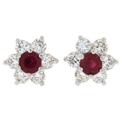 Clous d'oreilles en or blanc 14 carats avec grappe de fleurs en rubis rond et diamants de 1,22 carat