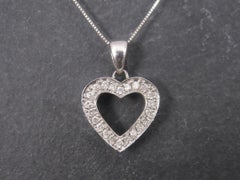Collana con ciondolo a forma di cuore in oro bianco 14K con diamante da 25 carati