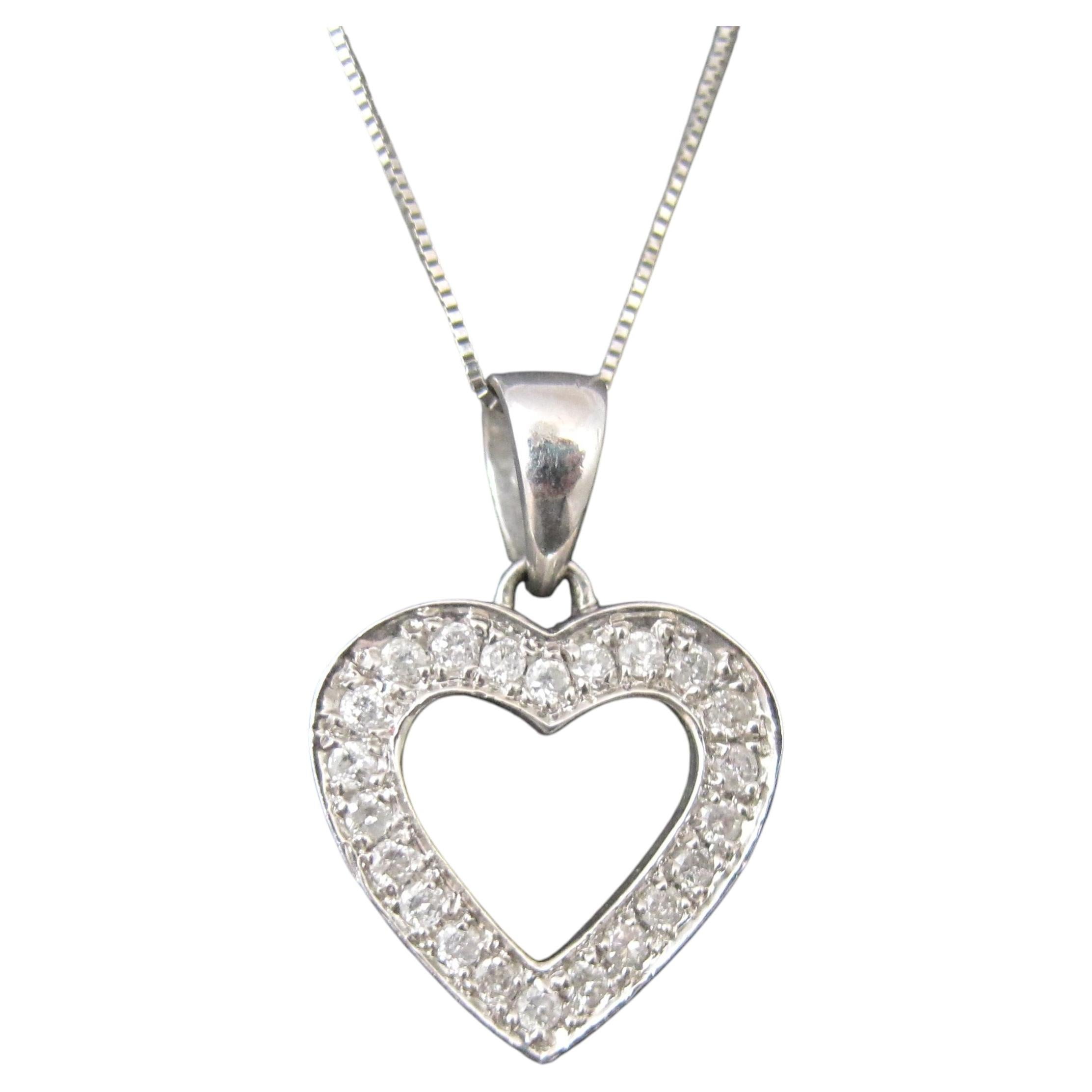 Collana con ciondolo a forma di cuore in oro bianco 14K con diamante da 25 carati