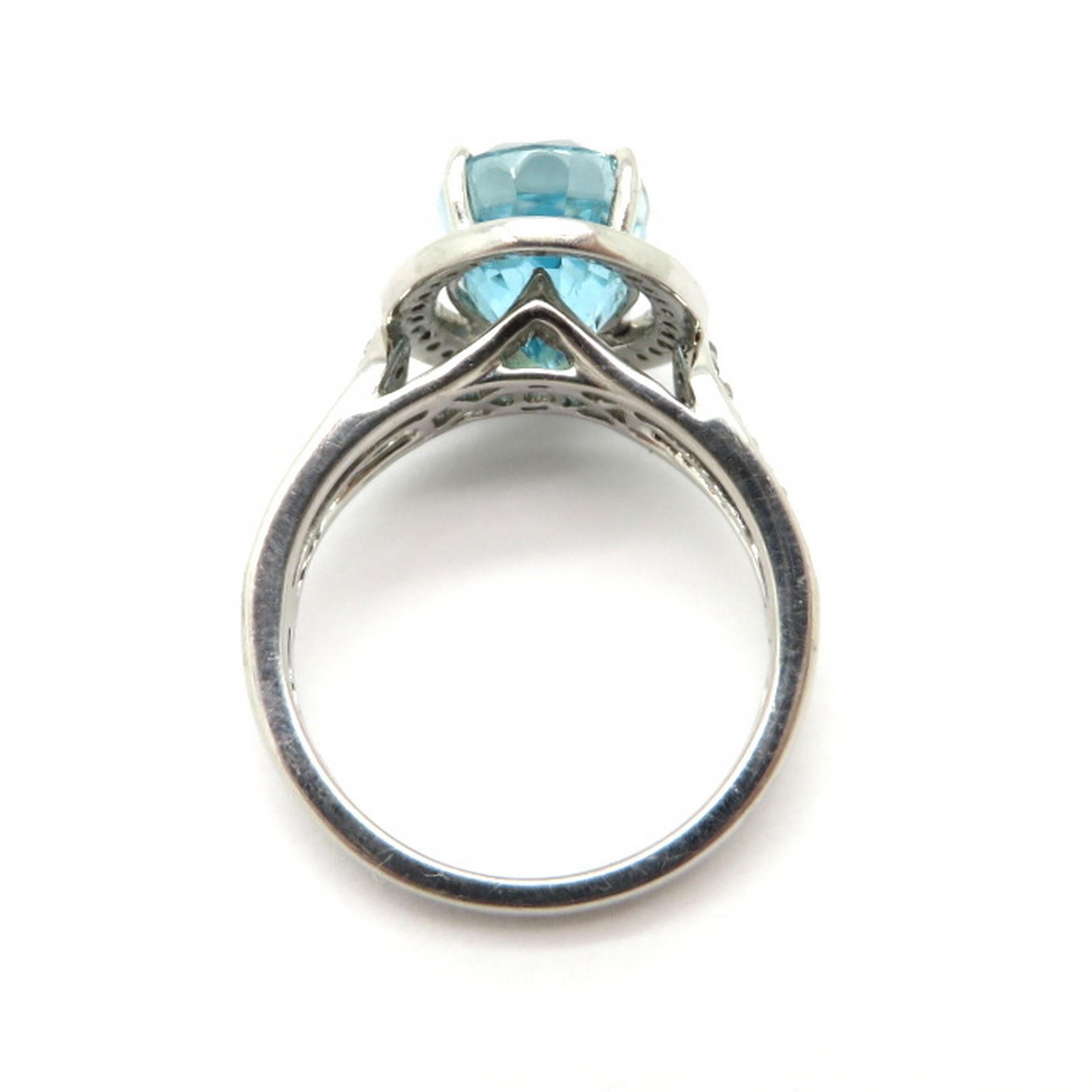 Estate 14 Karat White Gold 5.00 Carat Blue Zircon and Diamond Halo Fashion Ring In Excellent Condition In Scottsdale, AZ