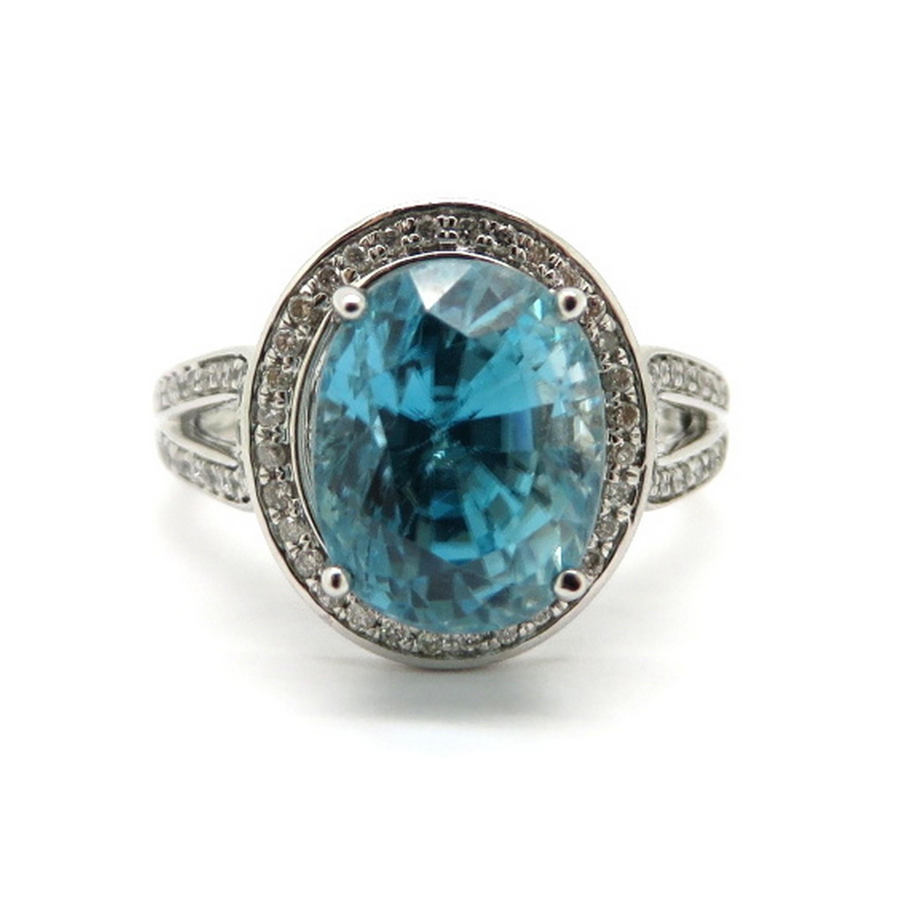 Estate 14 Karat White Gold 5.00 Carat Blue Zircon and Diamond Halo Fashion Ring 1