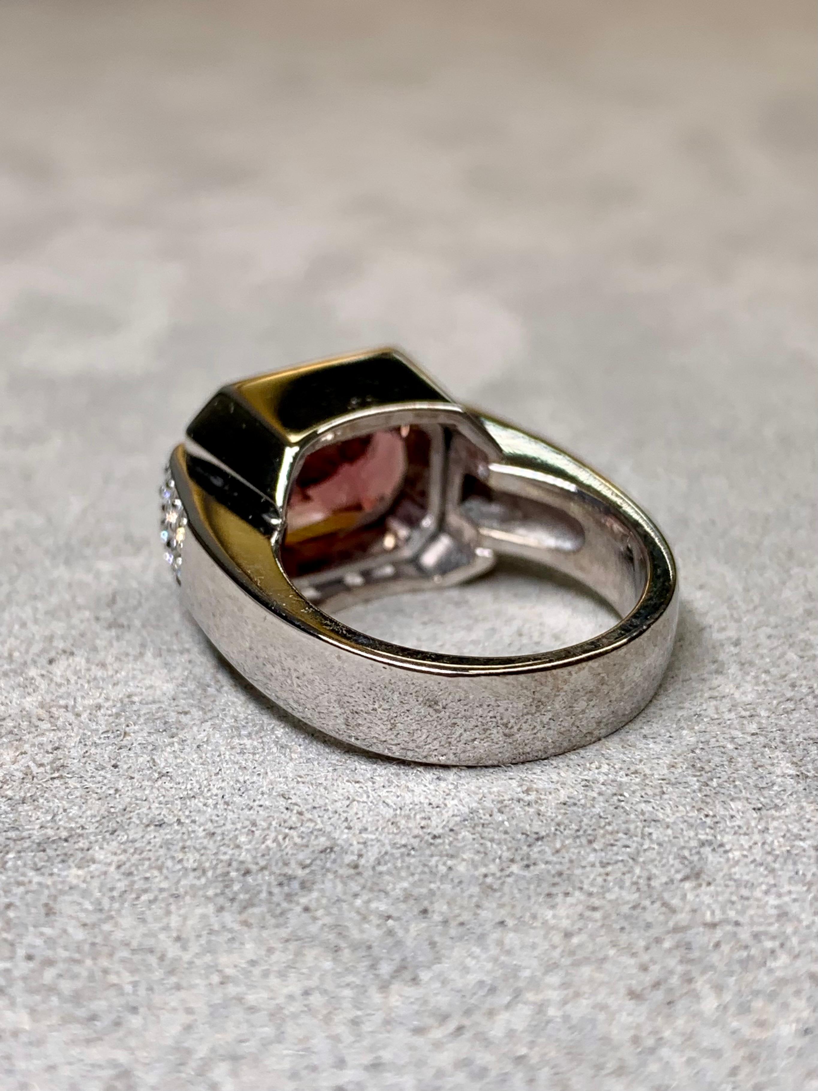 Ein wunderschön gearbeiteter und umfangreicher Ring aus 14-karätigem Weißgold, in dessen Zentrum ein natürlicher pfirsichfarbener Turmalin im Mischschliff mit einem Gewicht von etwa 4,50 Karat steht. Der Turmalin ist in einer sehr skulpturalen,