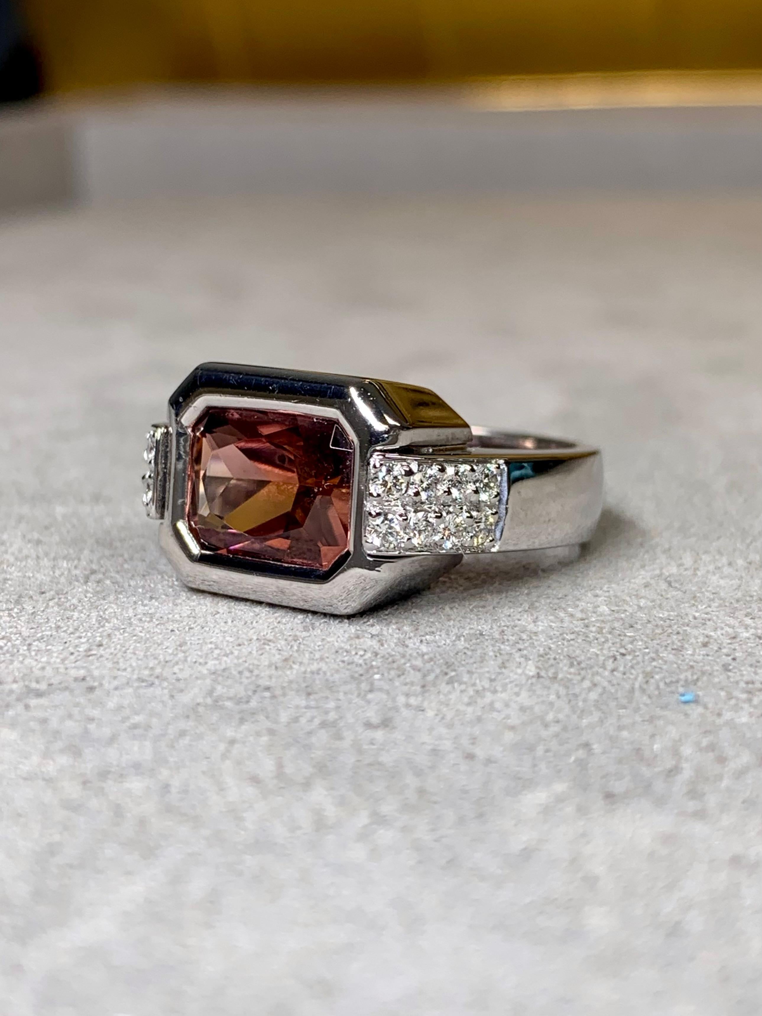 Estate 14K Weißgold Lünette Set Rosa  Turmalin abgeschrägte Kante Diamant Ring 6,5 (Smaragdschliff) im Angebot