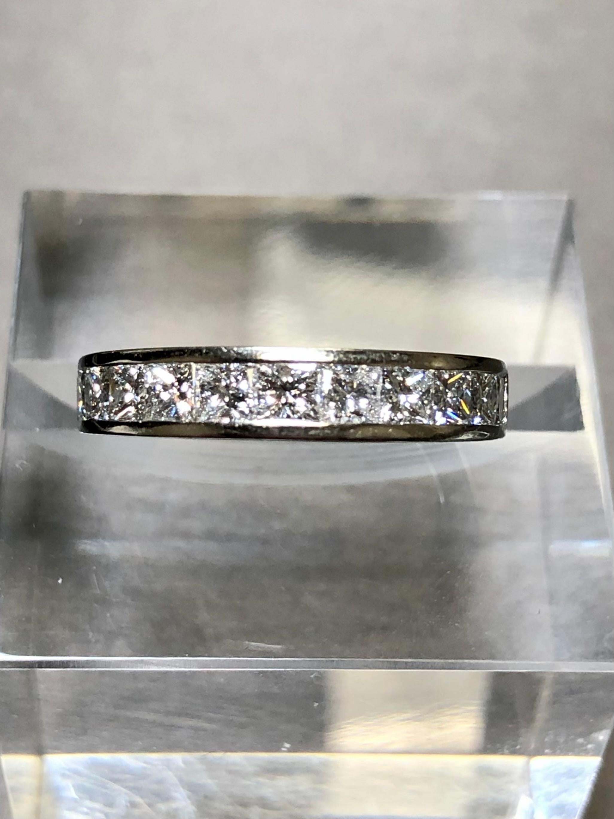 
Ein traditionelles 1/2 Ewigkeitsband in 14K Weißgold mit 11 prächtigen Diamanten im Prinzessinnenschliff der Farbe F-G und der Reinheit Vs1-2. Steine durchschnittlich .10ct jeder mit einem Gesamtgewicht von 1,10cttw.


Abmessungen/Gewicht:

Der
