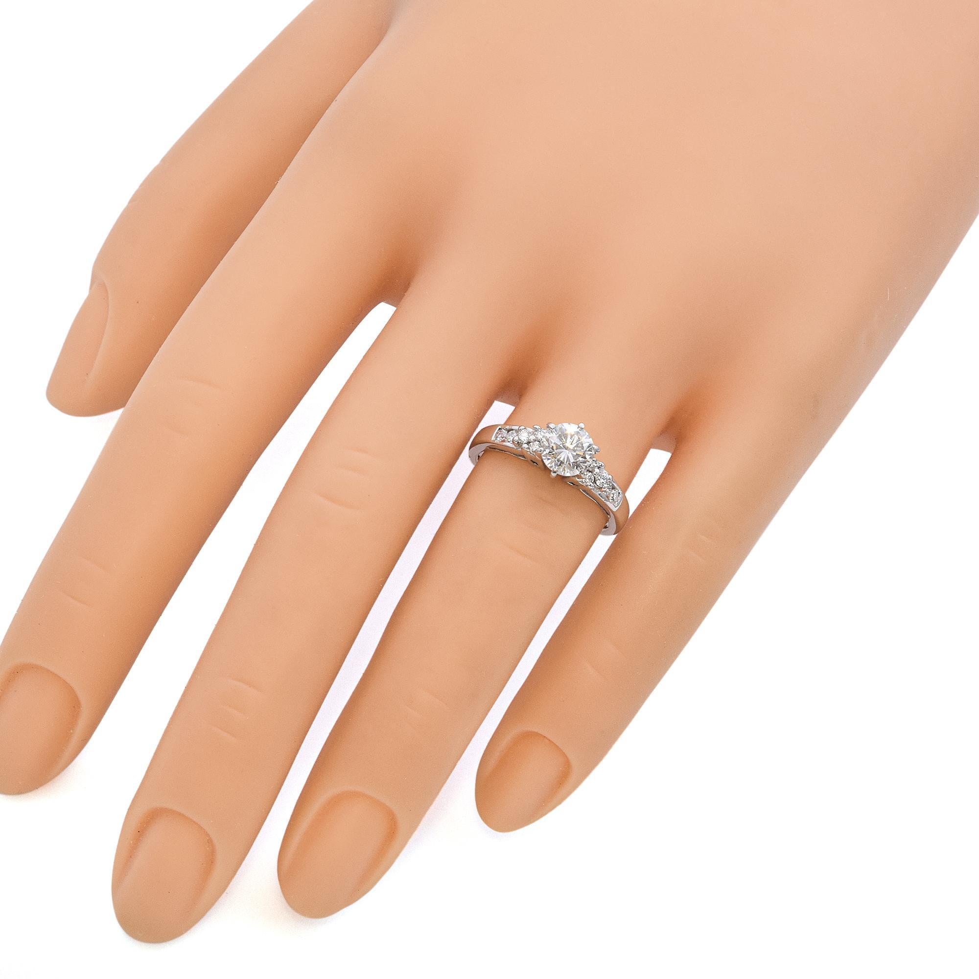 Taille ronde Estate Bague de fiançailles en or blanc 14k avec diamant en vente