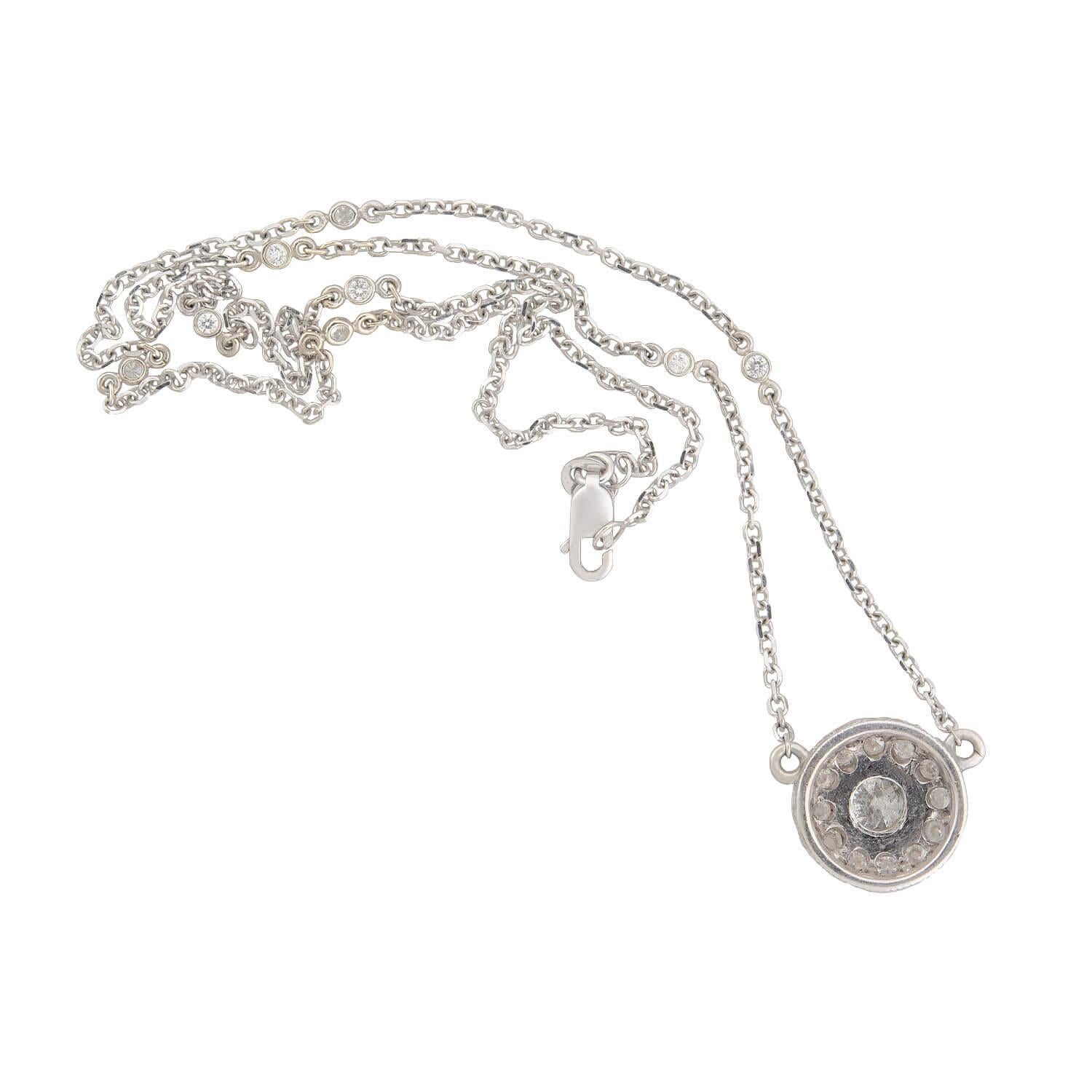 Estate Collier pendentif halo en or blanc 14k avec diamants Unisexe en vente