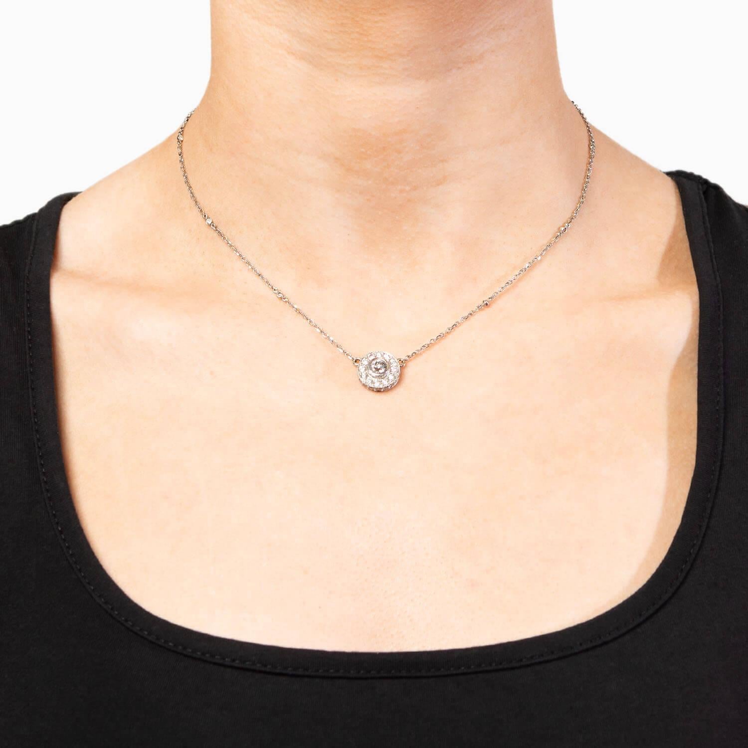 Estate Collier pendentif halo en or blanc 14k avec diamants en vente 2