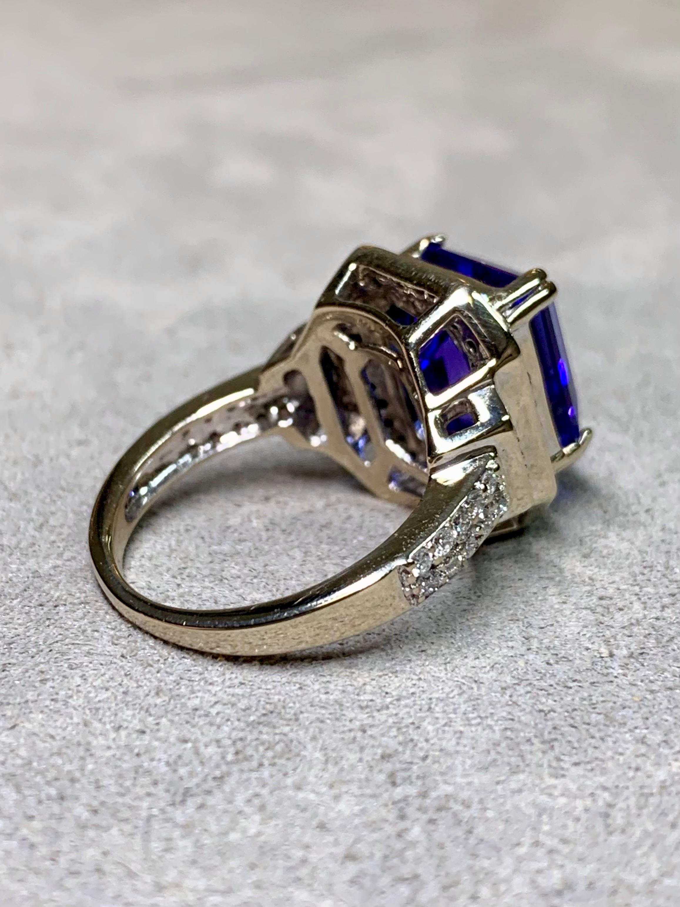 
Ein kühner und schöner Statement-Ring aus 14 Karat Weißgold, in dessen Zentrum ein auffälliger Tansanit im Smaragdschliff mit 6,77 Karat steht. Dieser lebhafte Naturstein tendiert eindeutig zu Violett - mehr als der typische blau-violette Farbton -