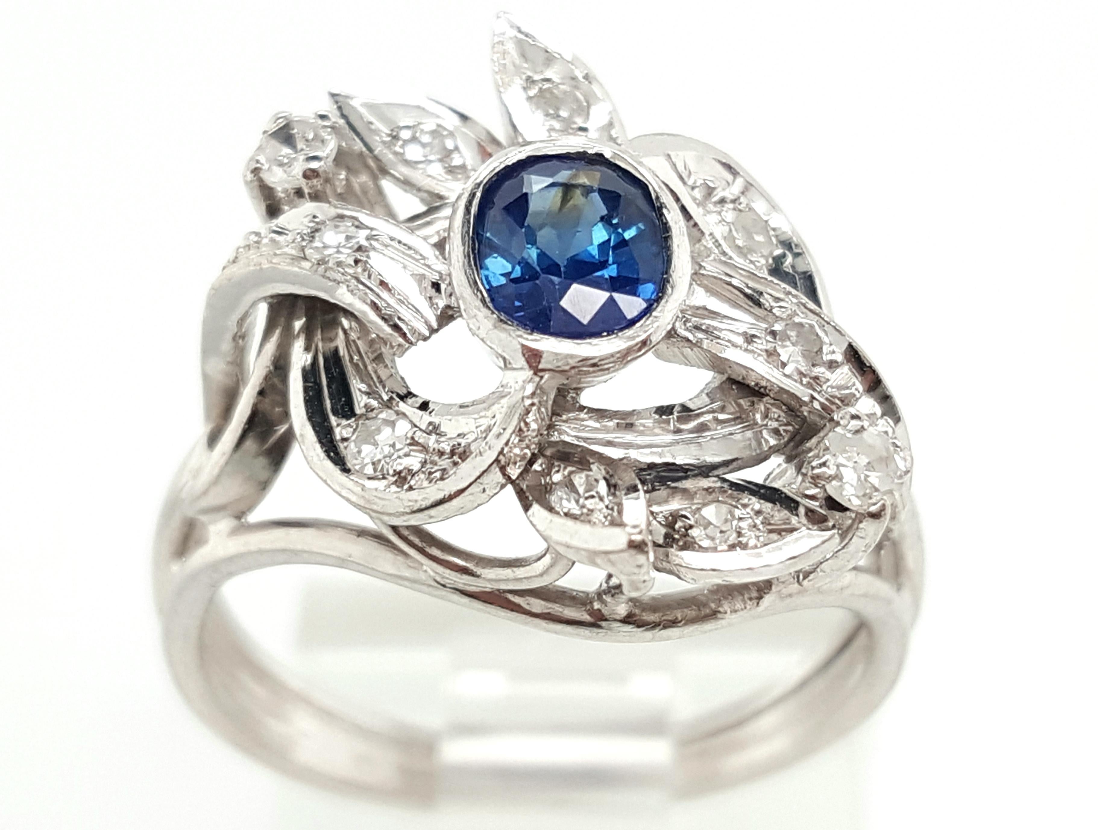 Estate 14 Karat White Gold Oval Blue Sapphire and Diamond Cocktail Ring In Good Condition For Sale In Addison, TX
