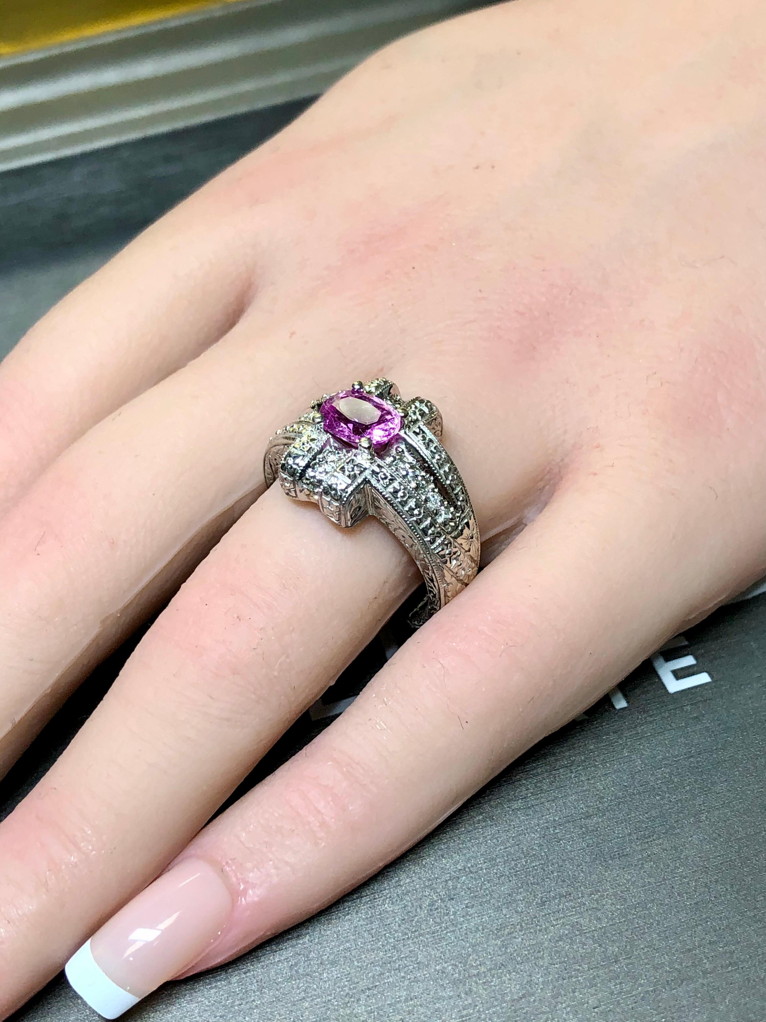 da uomo o donna Anello da cocktail in oro bianco 14 carati con zaffiro rosa ovale e diamante in filigrana in vendita