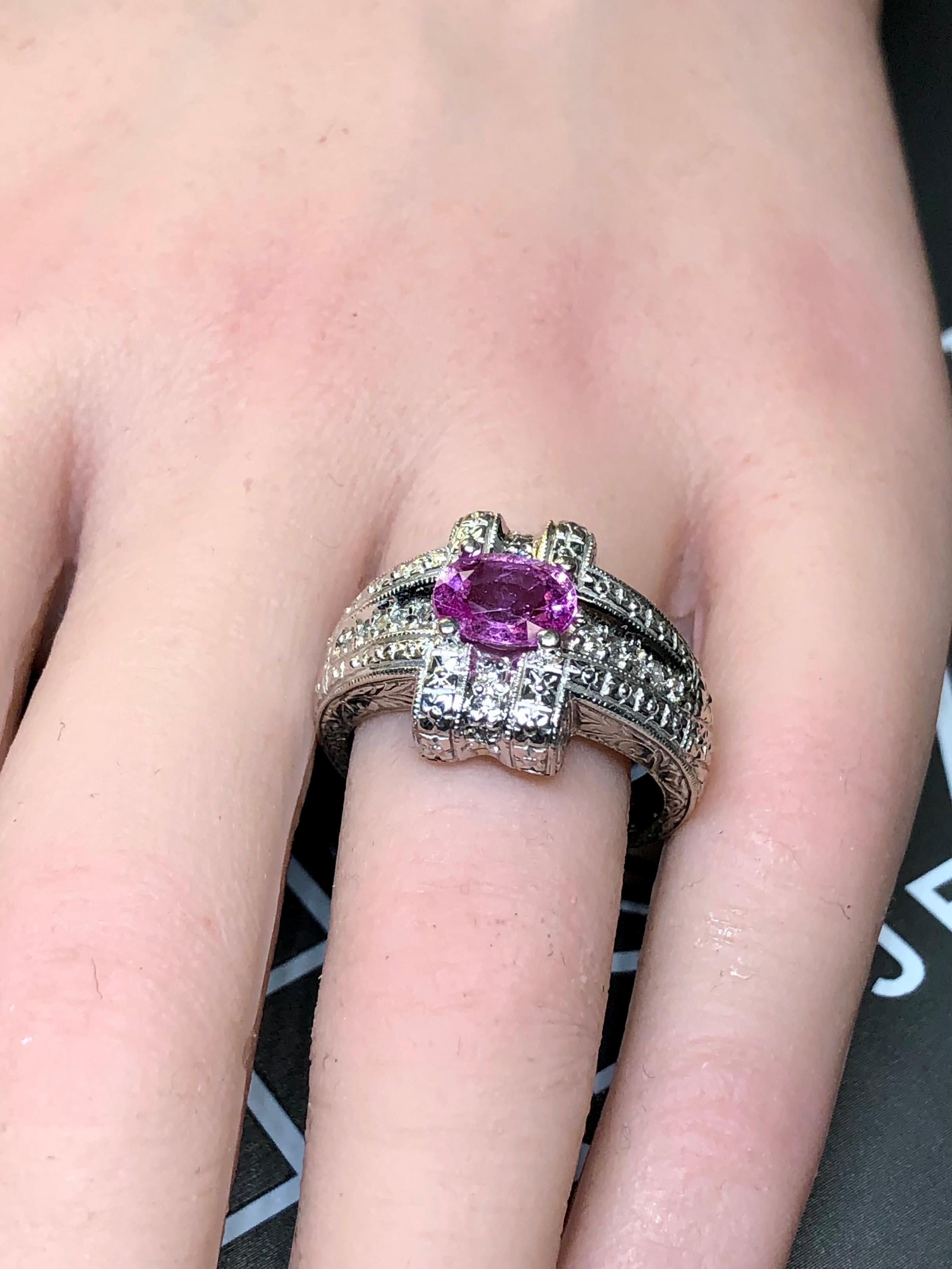 Anello da cocktail in oro bianco 14 carati con zaffiro rosa ovale e diamante in filigrana in vendita 1