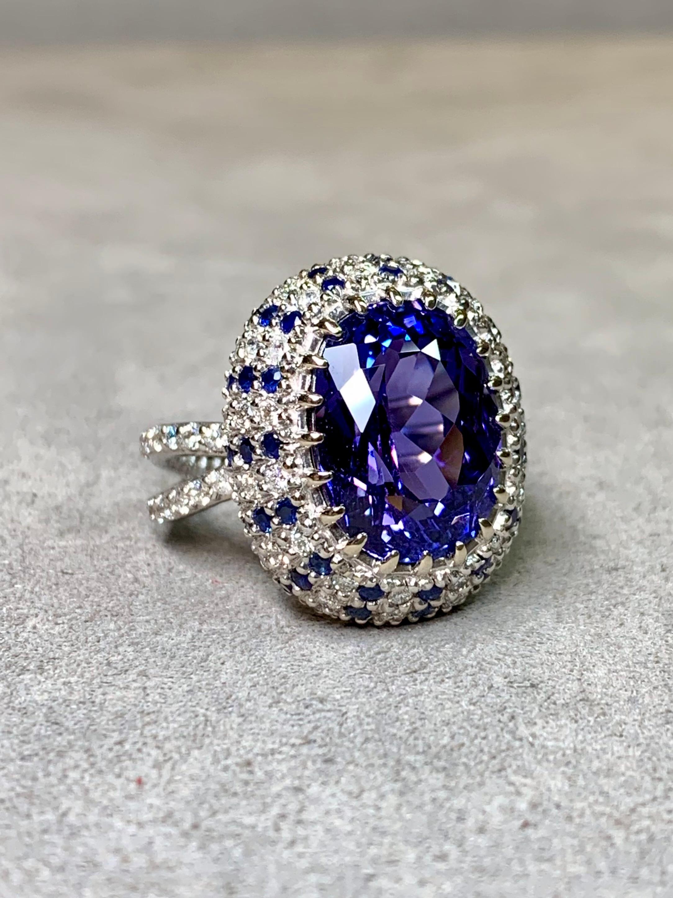Diamante tanzanita zafiro ovalado de oro blanco de 14 quilates Estate  Anillo de cóctel 11,70ctw Contemporáneo en venta