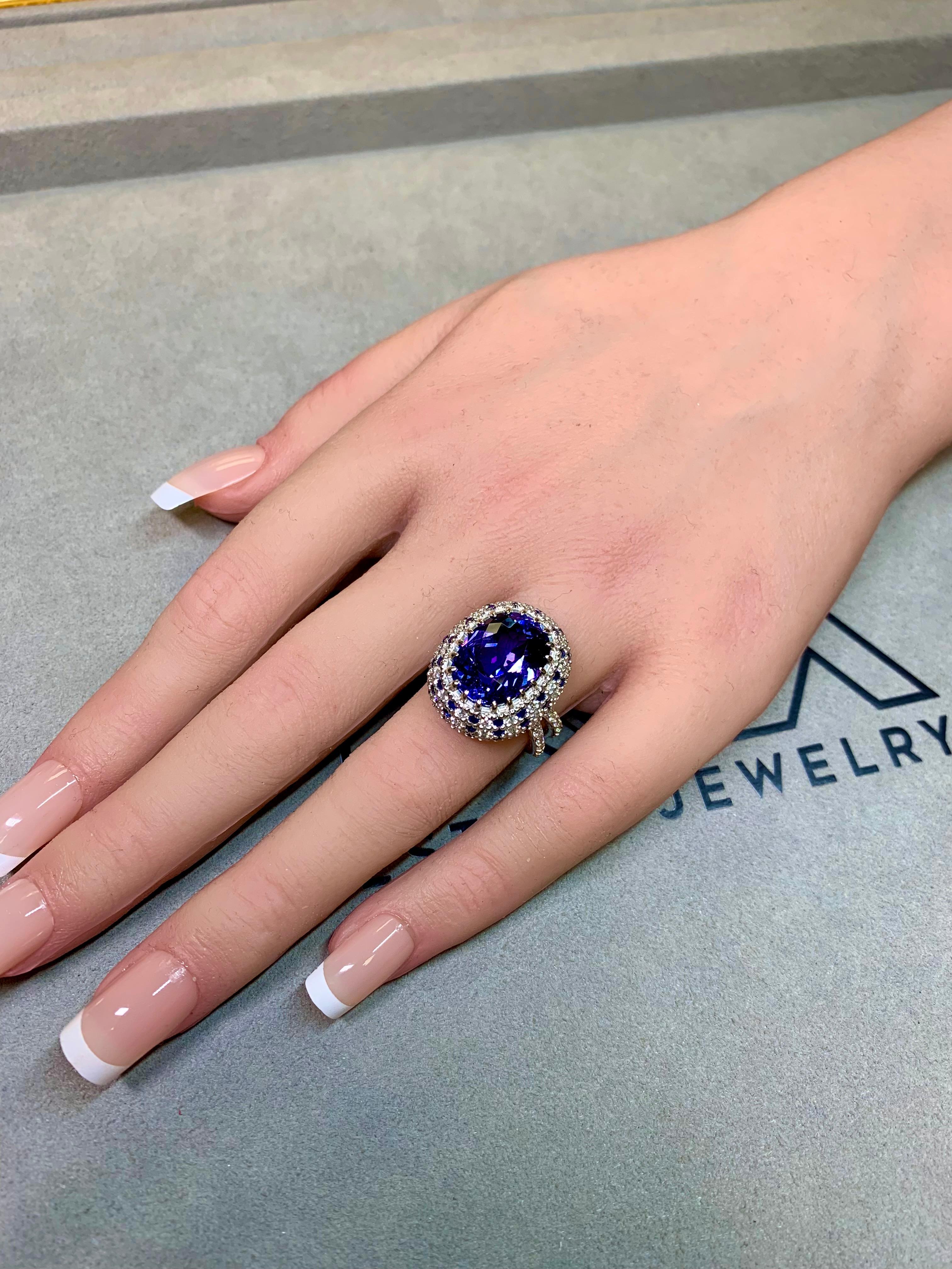 Diamante tanzanita zafiro ovalado de oro blanco de 14 quilates Estate  Anillo de cóctel 11,70ctw en venta 3