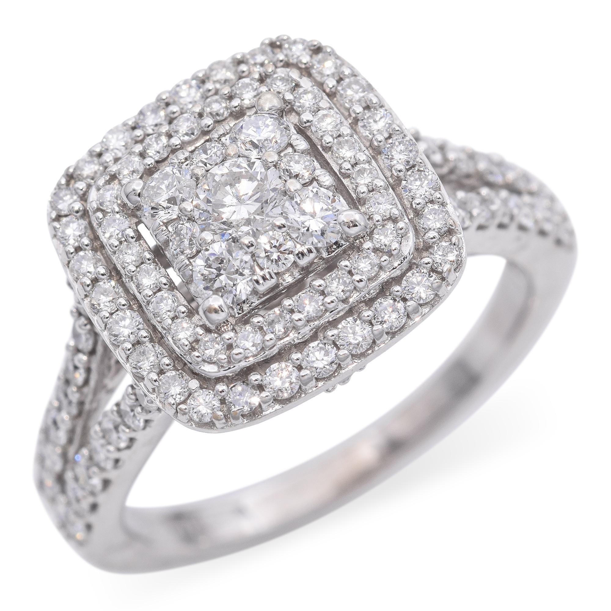 Anello con diamante caratterizzato da un gruppo centrale di diamanti tondi taglio brillante, incorniciato da due aureole concentriche di diamanti tondi più piccoli. Il gambo spaccato è ornato da altri diamanti rotondi.

Peso: 4,8 grammi 
Pietra: