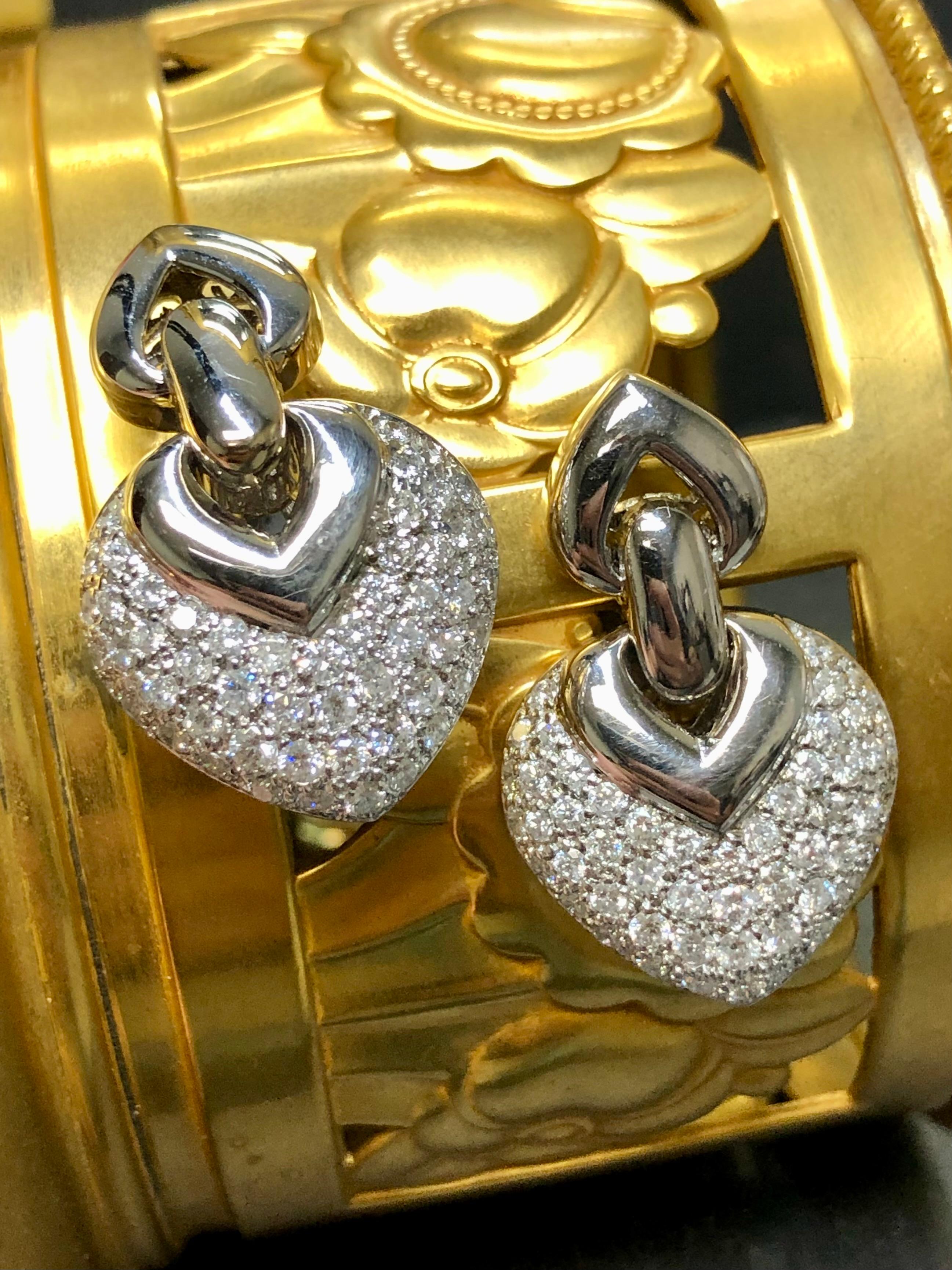 Nachlass 14K Weißgold Pave Diamant Omega Back Tropfenohrringe 3cttw (Rundschliff) im Angebot