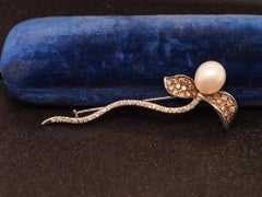 Antike Brosche aus 14-karätigem Weißgold mit Perle sowie braunen und weißen Diamanten in Blumenform – VHK#501b
