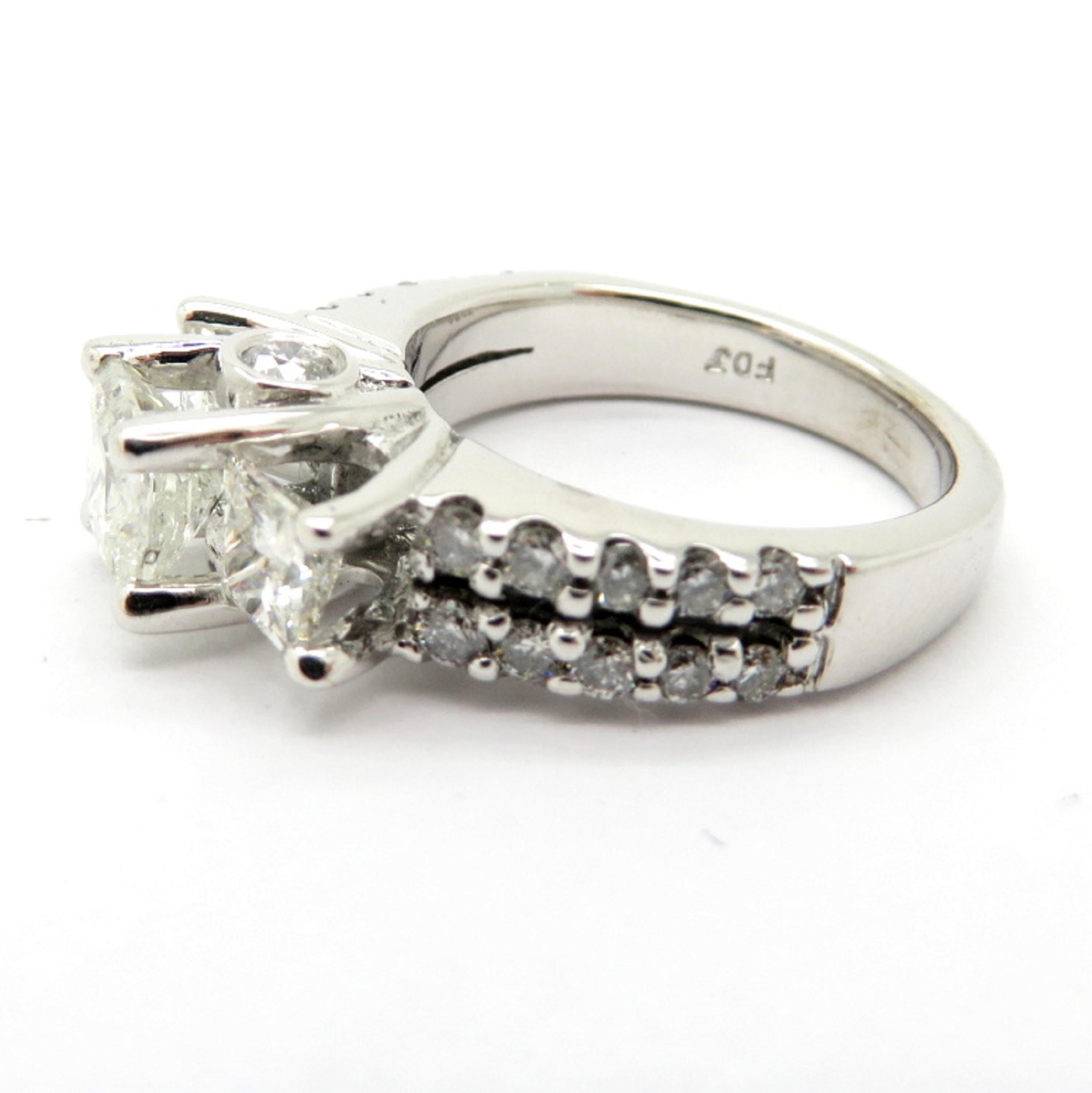 Anello di fidanzamento in oro bianco 14K con diamanti tondi e taglio Princess. Un diamante taglio Princess del peso di circa 0,75 carati e due diamanti taglio Princess del peso totale di 0,65 carati. Due diamanti rotondi taglio brillante incastonati