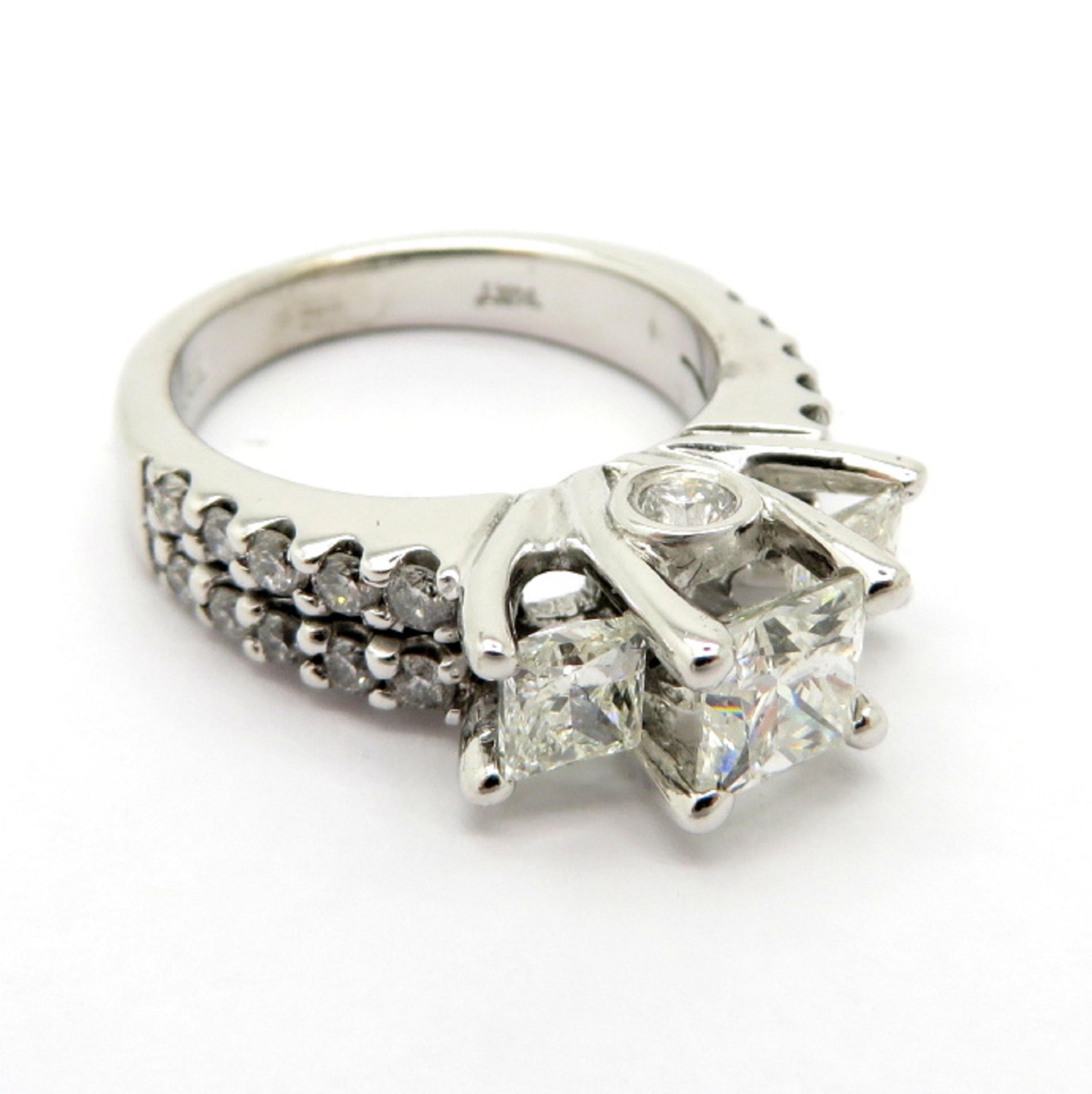 Anello di fidanzamento in oro bianco 14 carati con diamanti tondi e taglio principessa In condizioni ottime in vendita a Scottsdale, AZ