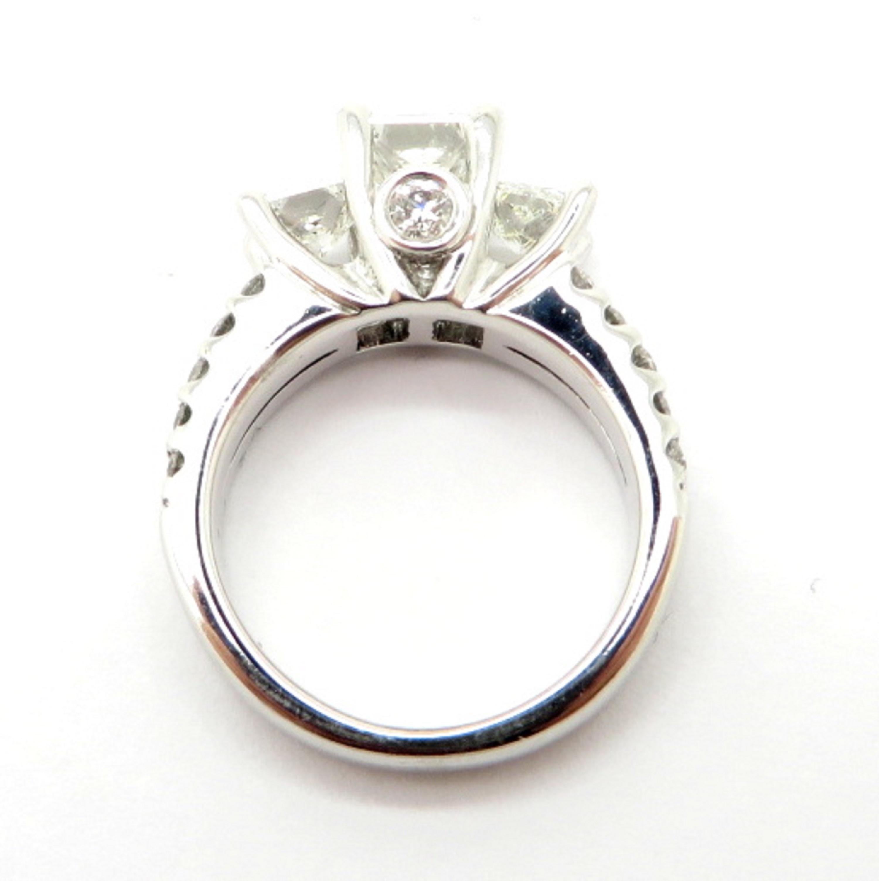Anello di fidanzamento in oro bianco 14 carati con diamanti tondi e taglio principessa in vendita 1