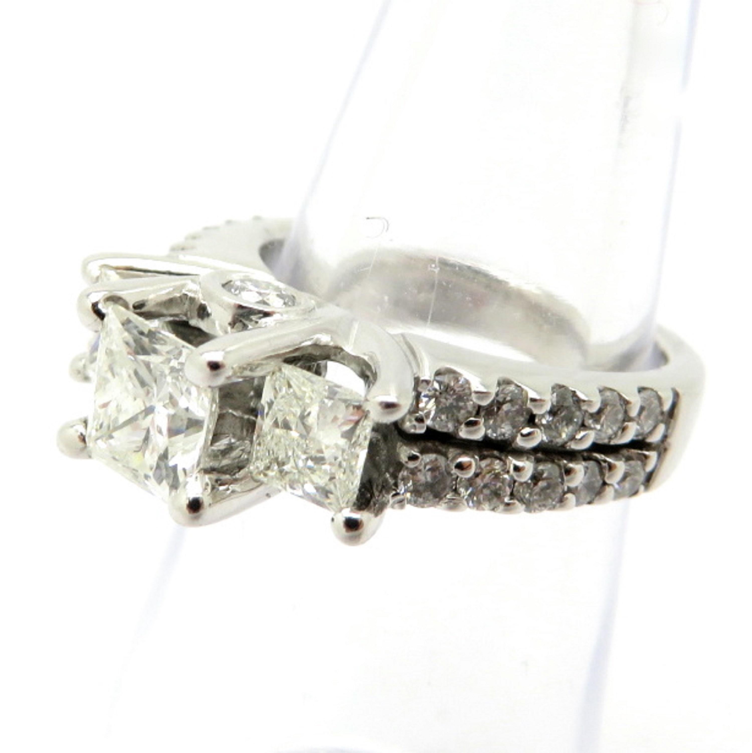Anello di fidanzamento in oro bianco 14 carati con diamanti tondi e taglio principessa in vendita 3