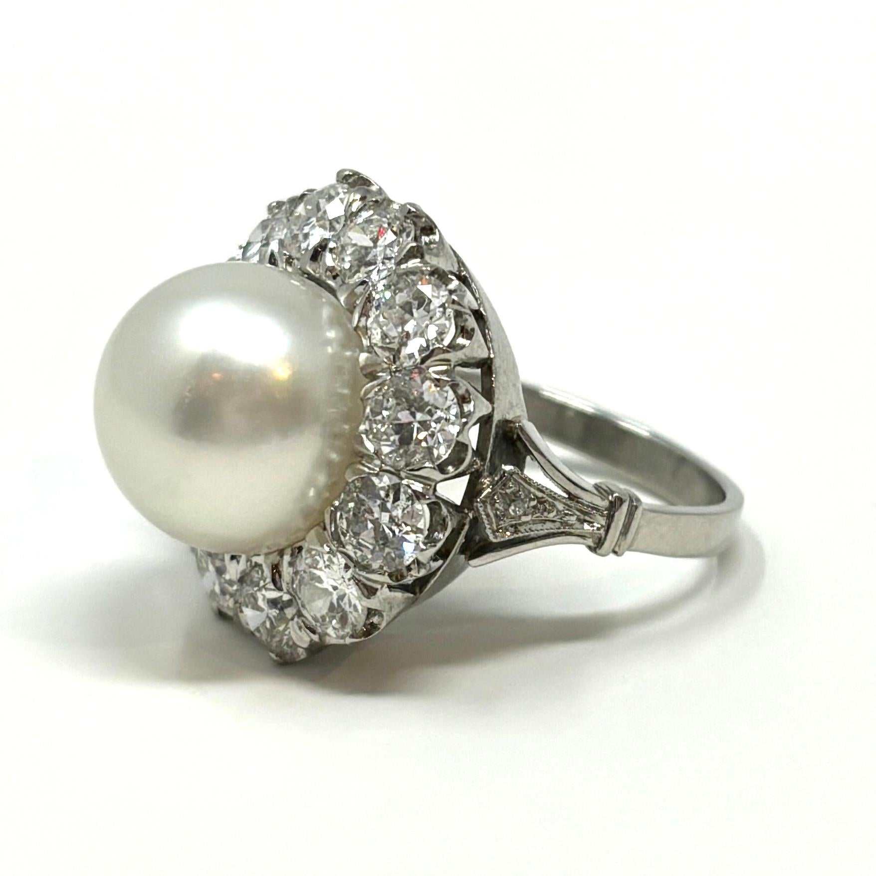 Une bague de perles des mers du Sud de toute beauté contenant plus de 7 carats de diamants de taille européenne ancienne entourant une perle blanche des mers du Sud de 12,5 cm de diamètre. 

