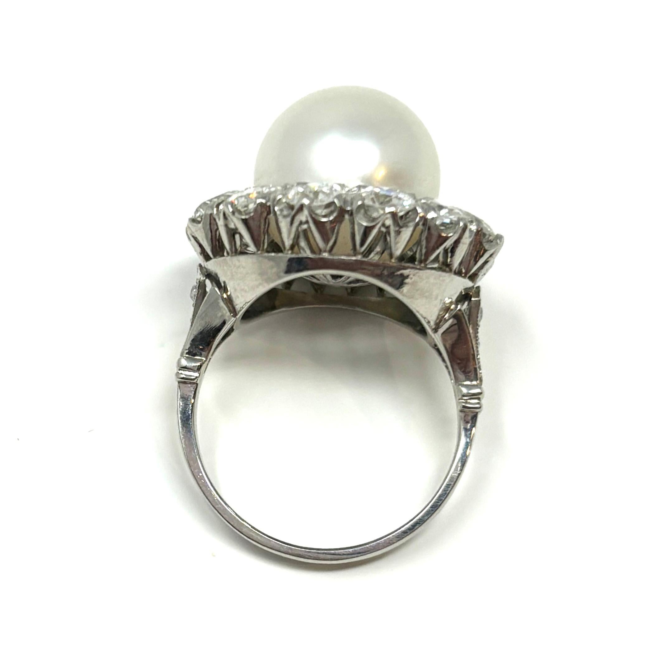 Bague de succession en or blanc 14 carats avec perles des mers du Sud et diamants, c. 1950 Bon état - En vente à New Orleans, LA