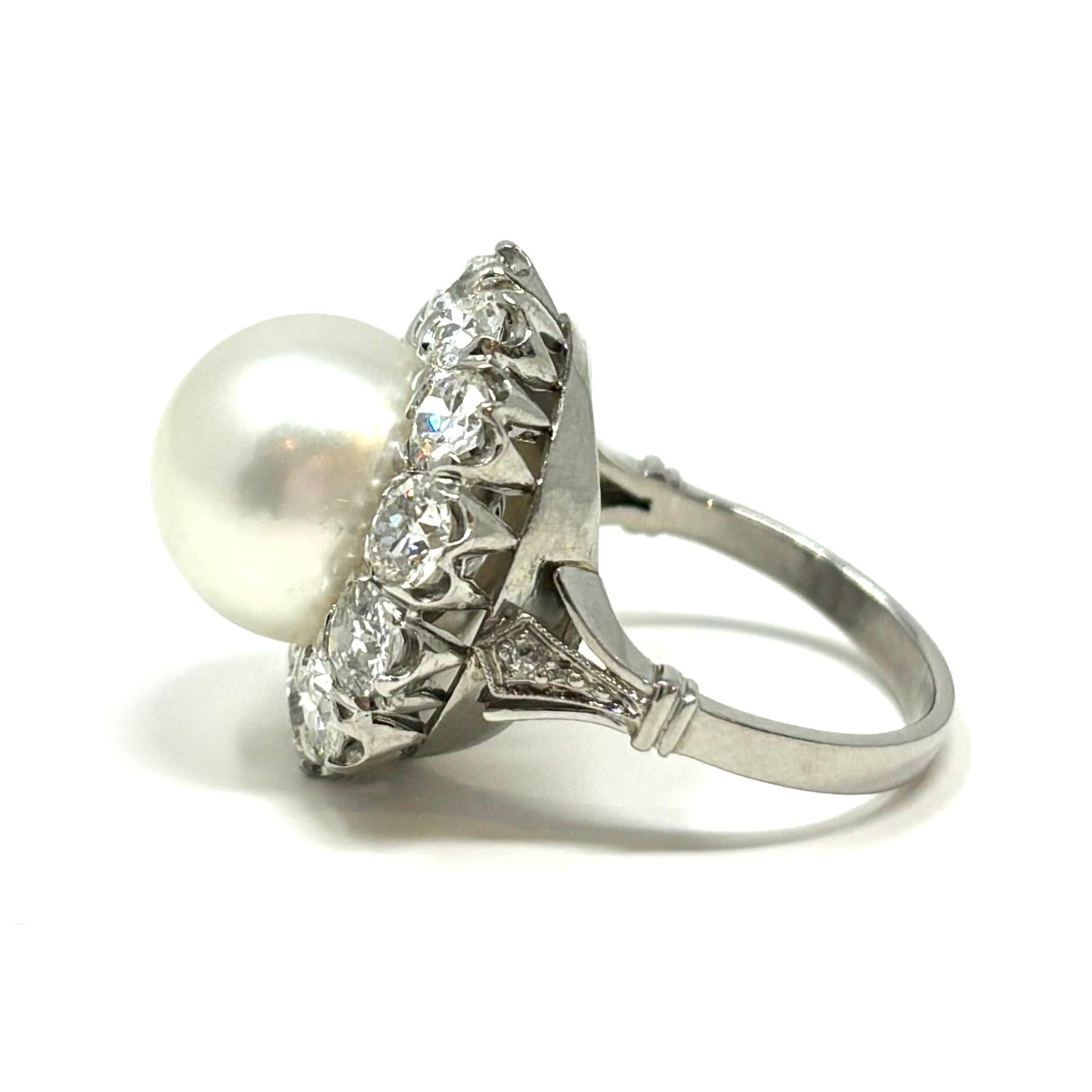 Bague de succession en or blanc 14 carats avec perles des mers du Sud et diamants, c. 1950 Unisexe en vente
