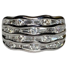 Anello Cocktail Estate in oro bianco 14K con diamante rotondo a baguette affusolato a banda larga