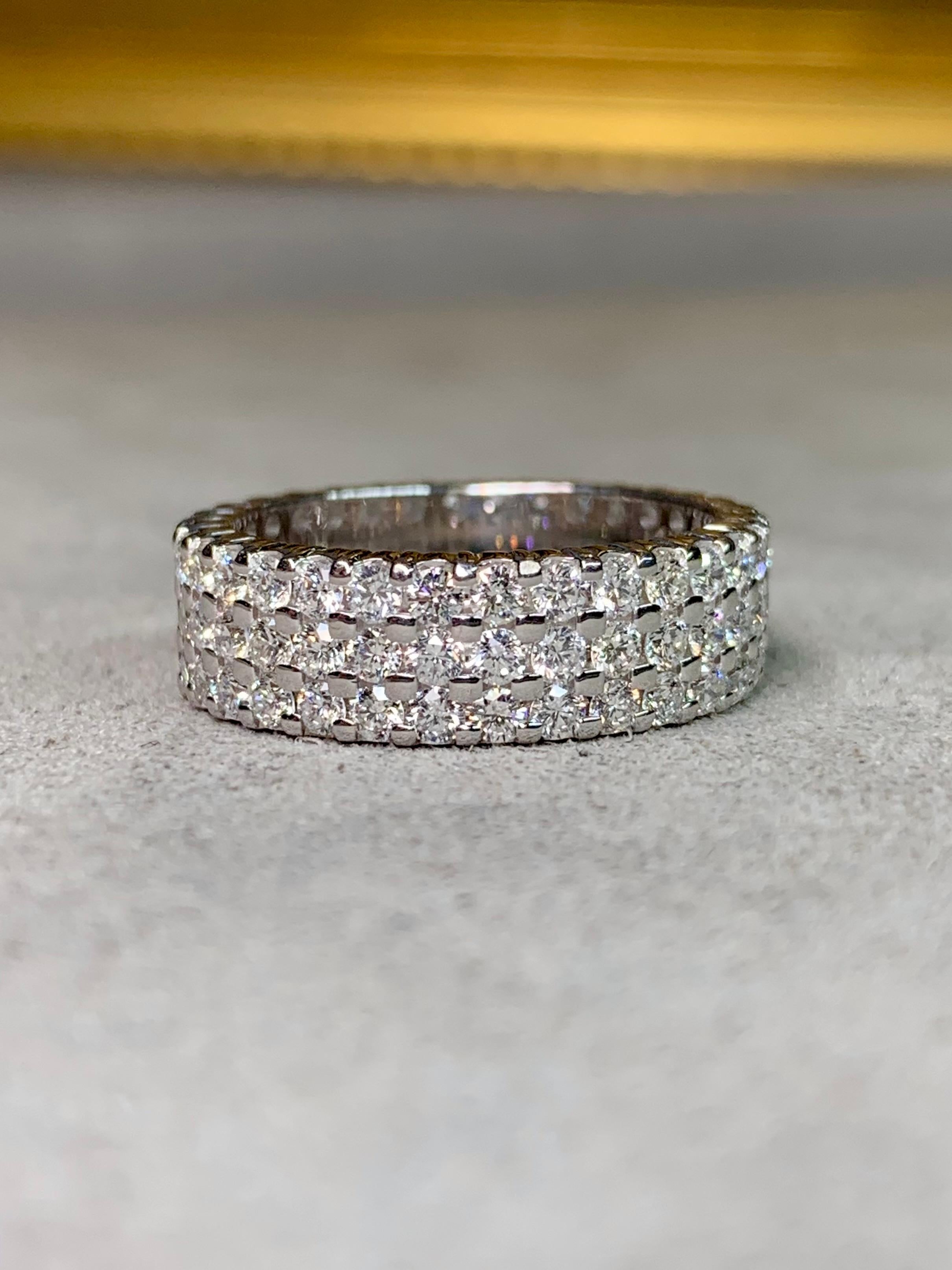 Anillo de oro blanco de 14 quilates con triple fila de diamantes 2,80 ctw, talla 6,75 en venta 4