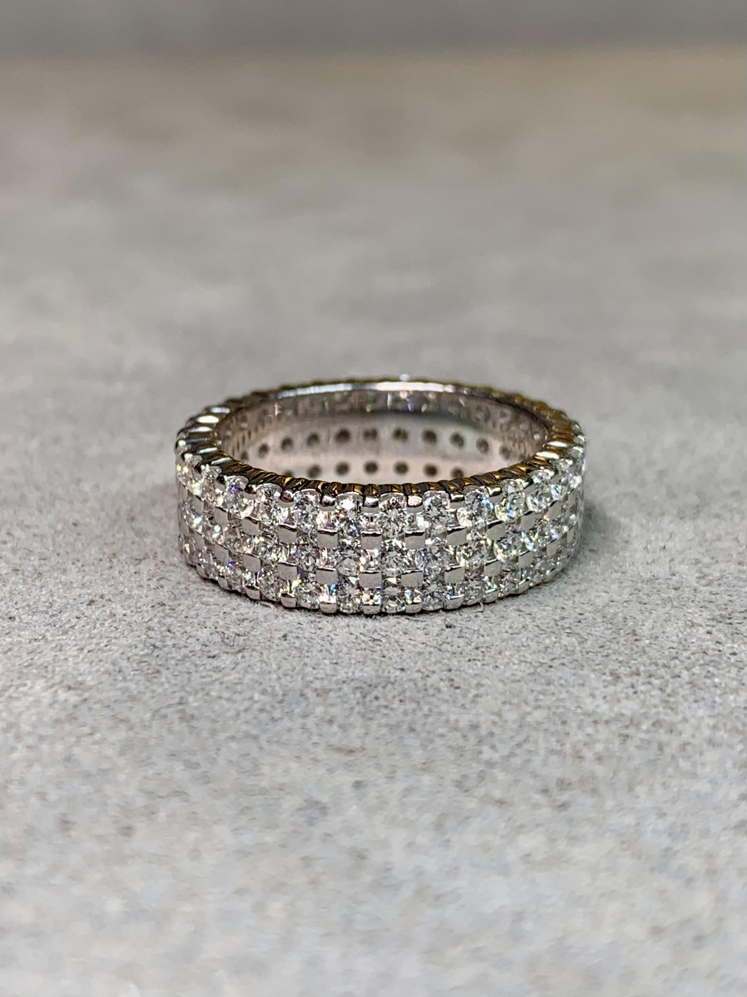 Anillo de oro blanco de 14 quilates con triple fila de diamantes 2,80 ctw, talla 6,75 en venta 5