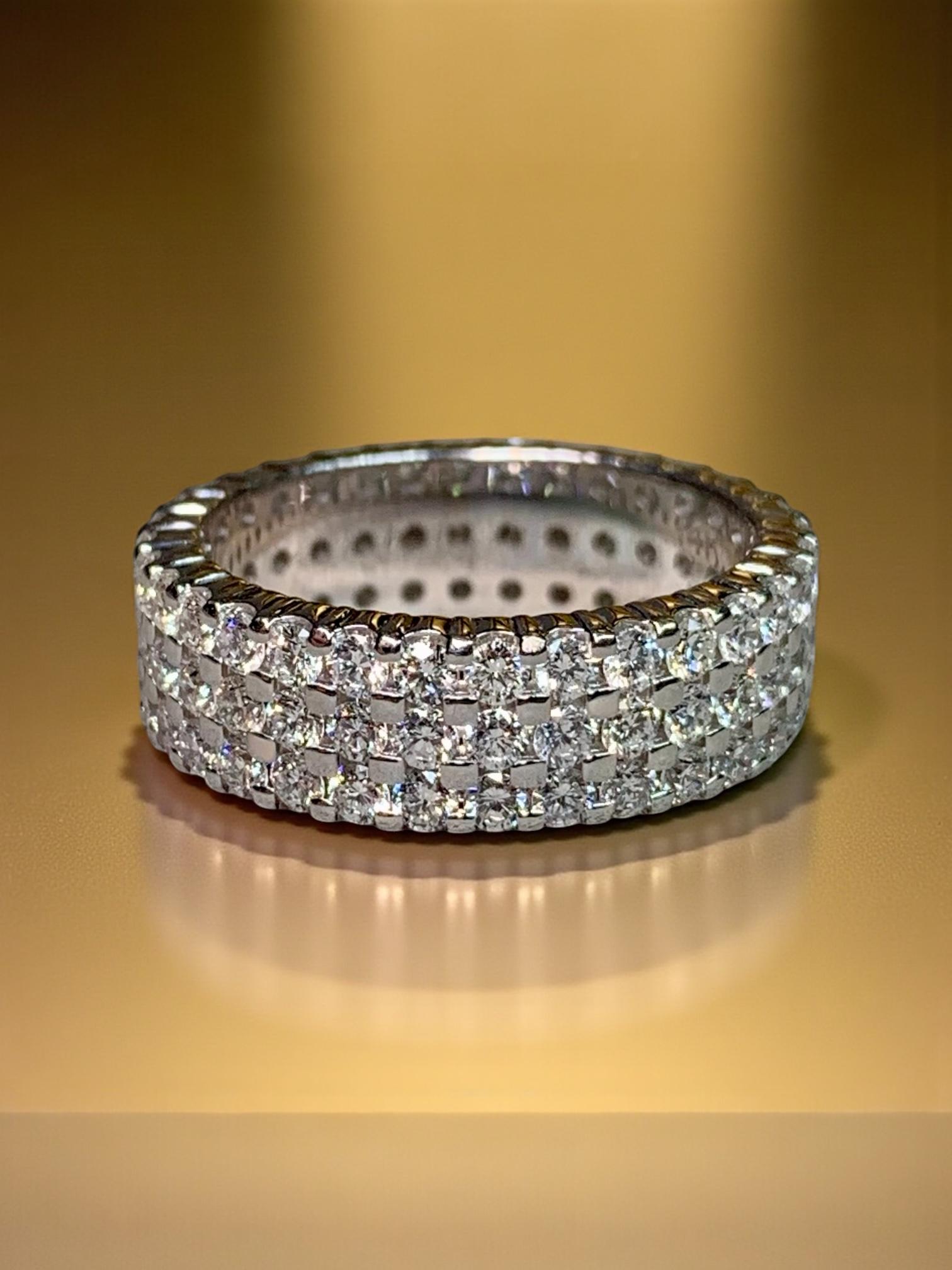 Anillo de oro blanco de 14 quilates con triple fila de diamantes 2,80 ctw, talla 6,75 en venta 7