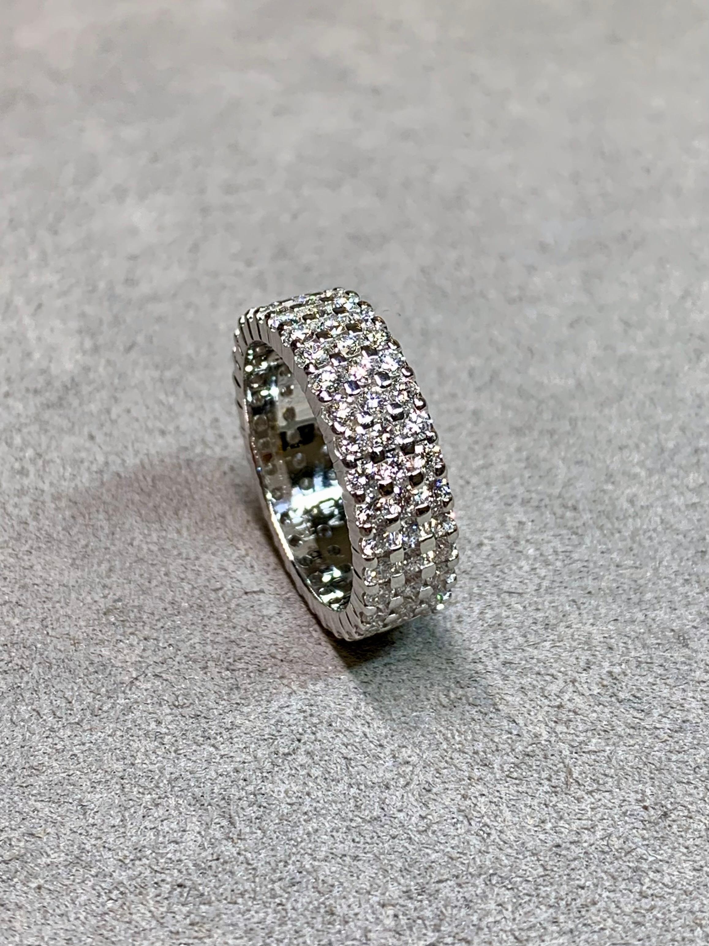 
Una refinada y lujosa alianza de eternidad de tres filas elaborada en oro blanco de 14 quilates.

Este importante diseño de 6,1 mm de ancho presenta tres filas continuas de brillantes diamantes redondos bellamente emparejados, todos ellos