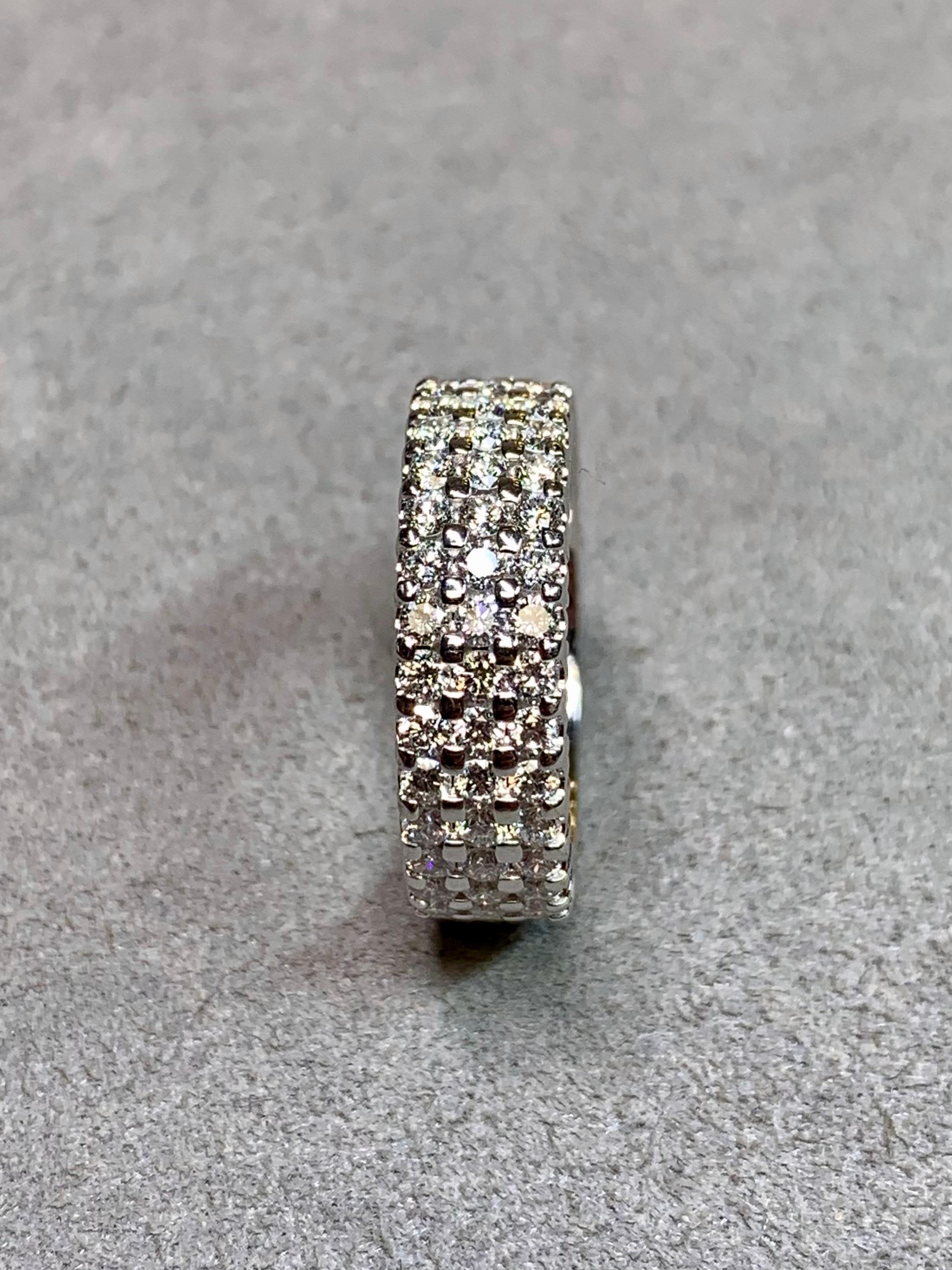 Anillo de oro blanco de 14 quilates con triple fila de diamantes 2,80 ctw, talla 6,75 Contemporáneo en venta