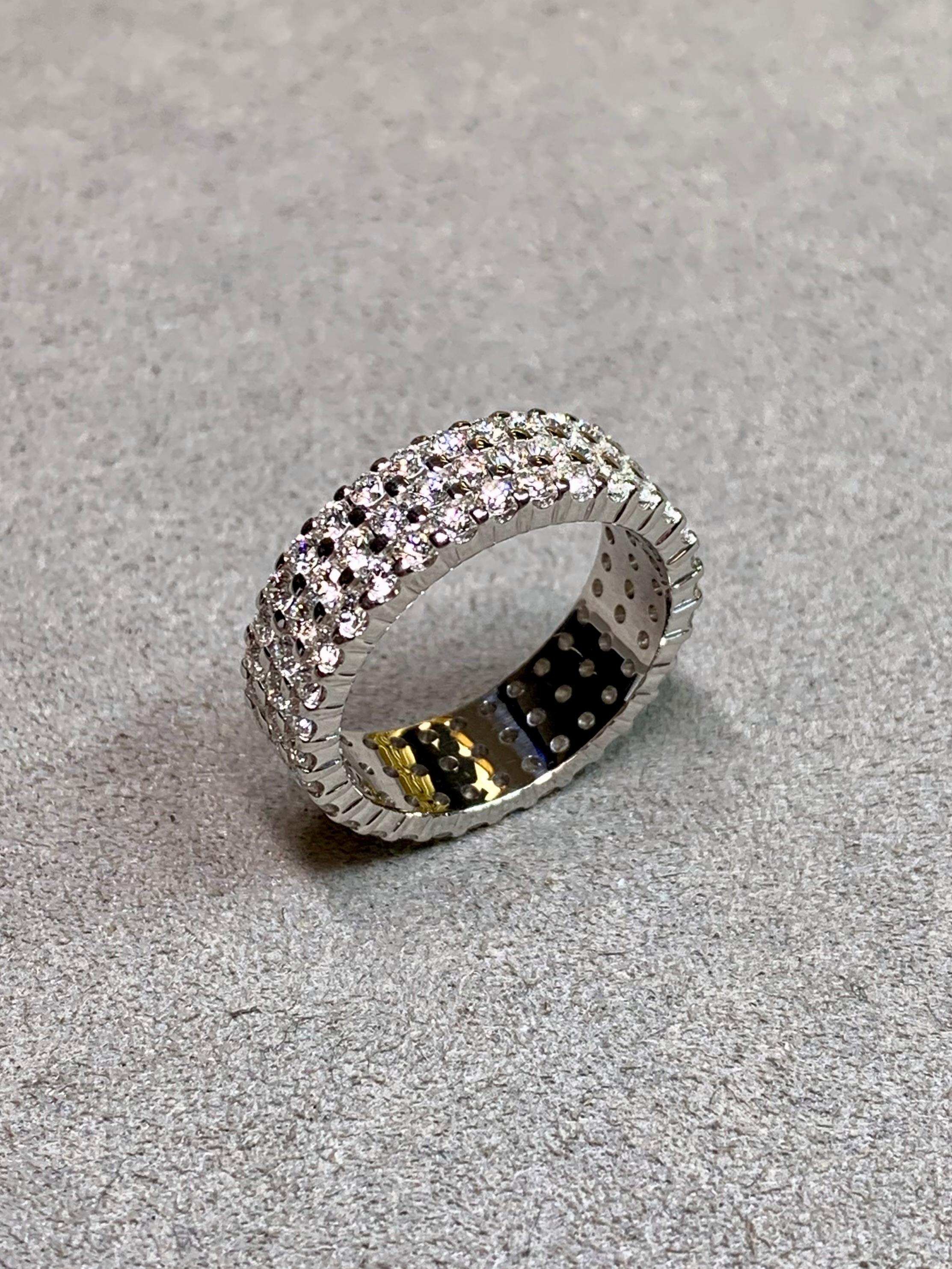 Anillo de oro blanco de 14 quilates con triple fila de diamantes 2,80 ctw, talla 6,75 Corte redondo en venta