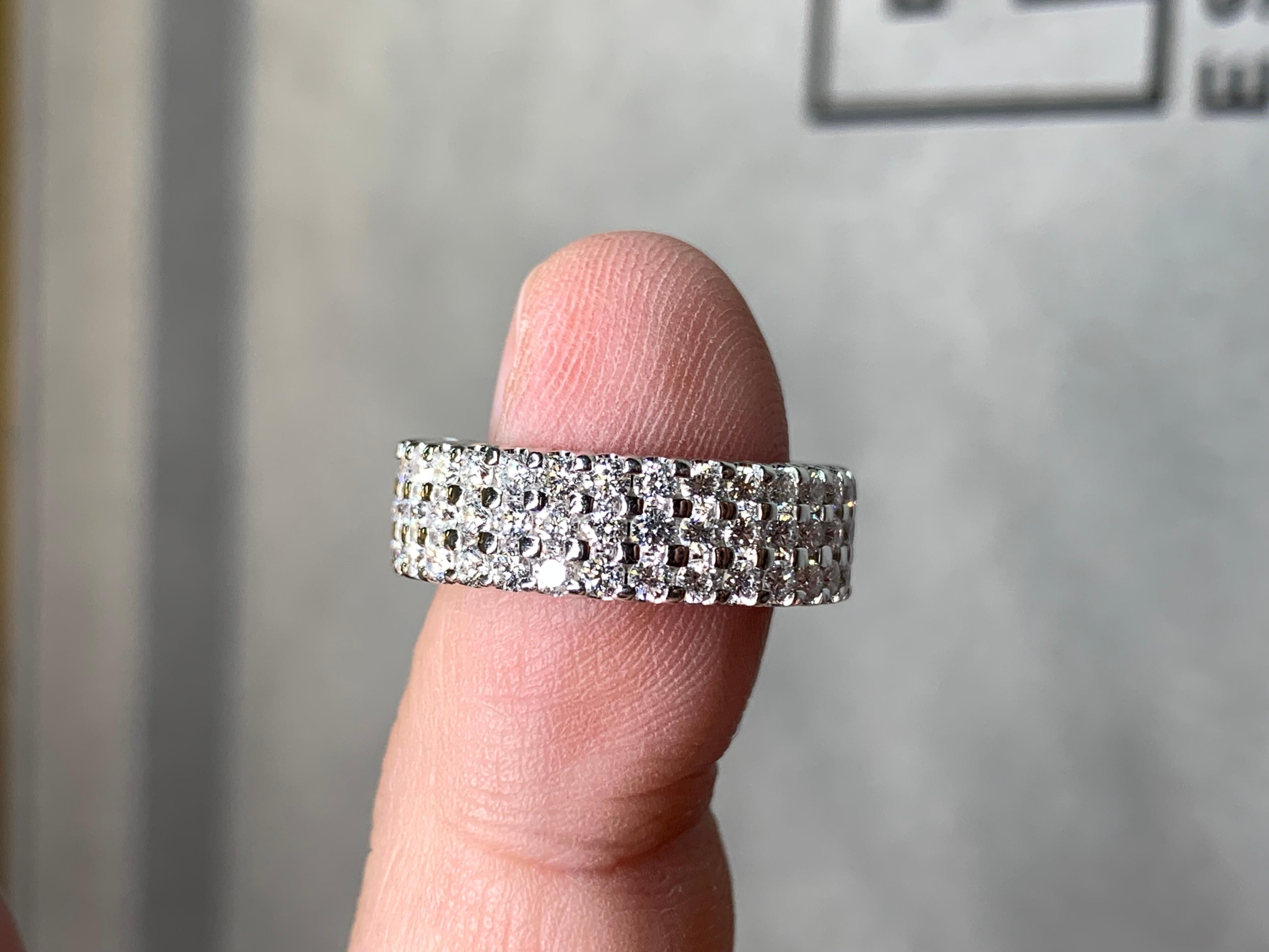 Anillo de oro blanco de 14 quilates con triple fila de diamantes 2,80 ctw, talla 6,75 en Excelente estado para la venta en Winter Springs, FL