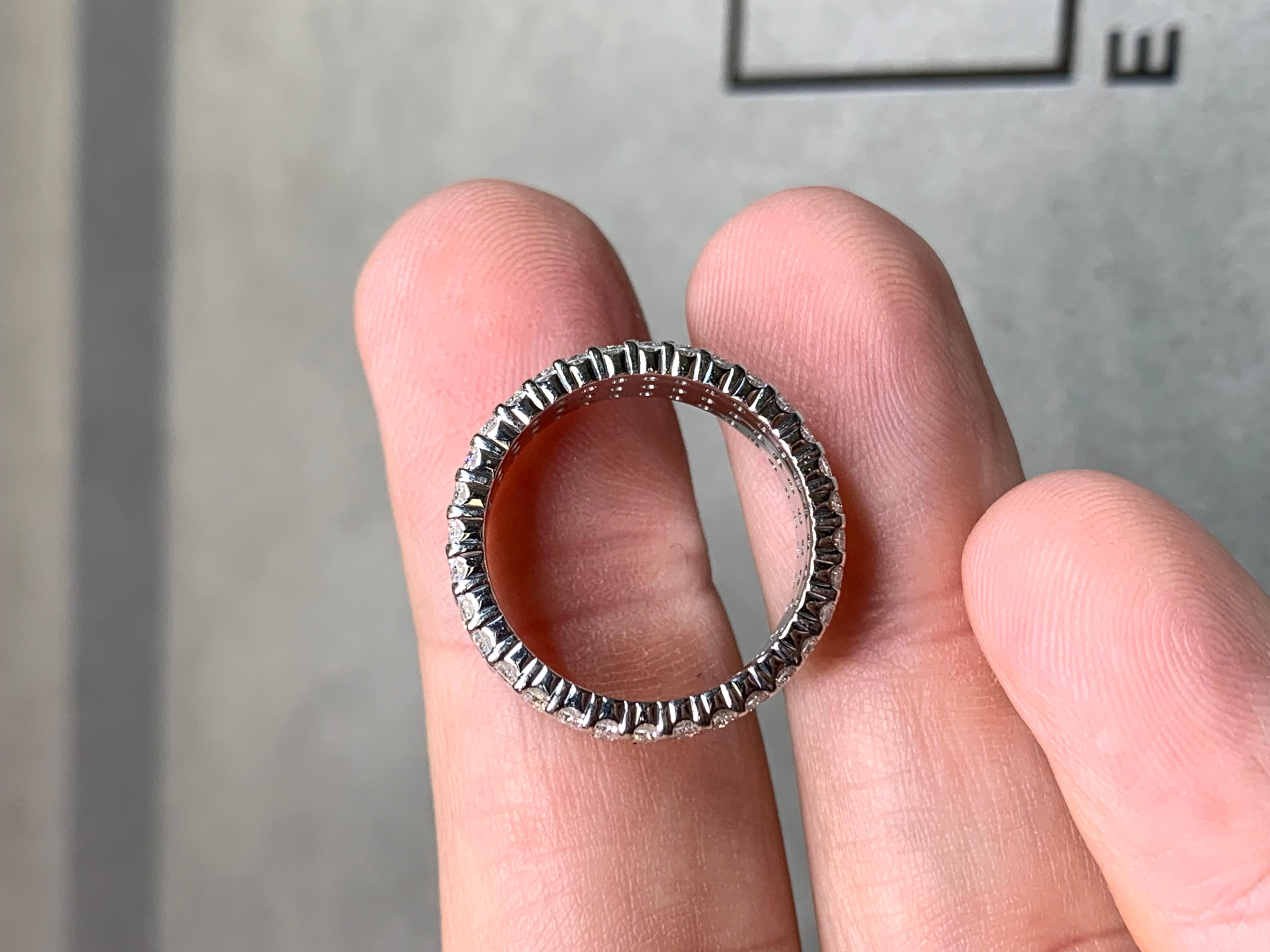 Femenino o masculino Anillo de oro blanco de 14 quilates con triple fila de diamantes 2,80 ctw, talla 6,75 en venta