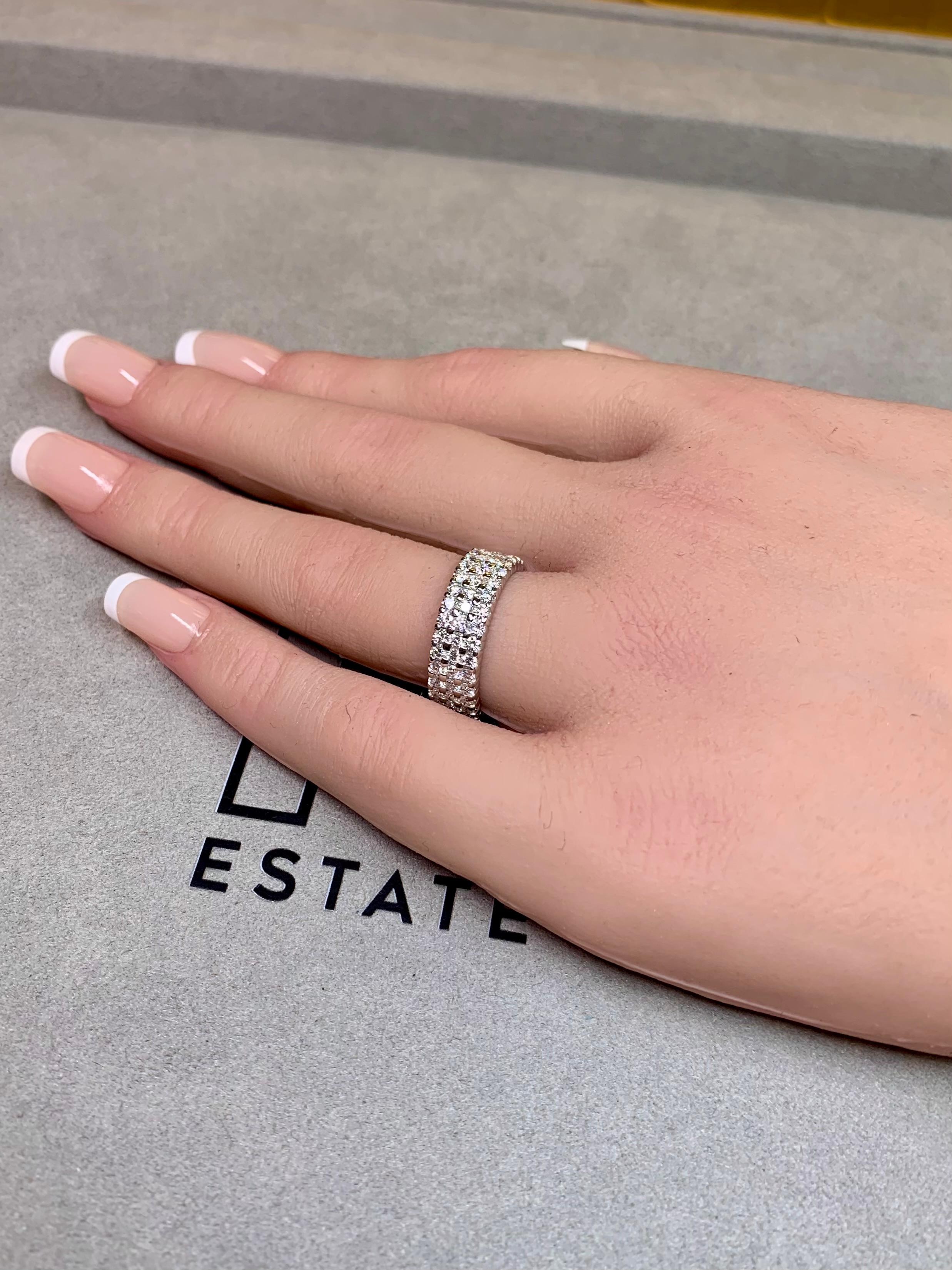 Anillo de oro blanco de 14 quilates con triple fila de diamantes 2,80 ctw, talla 6,75 en venta 1