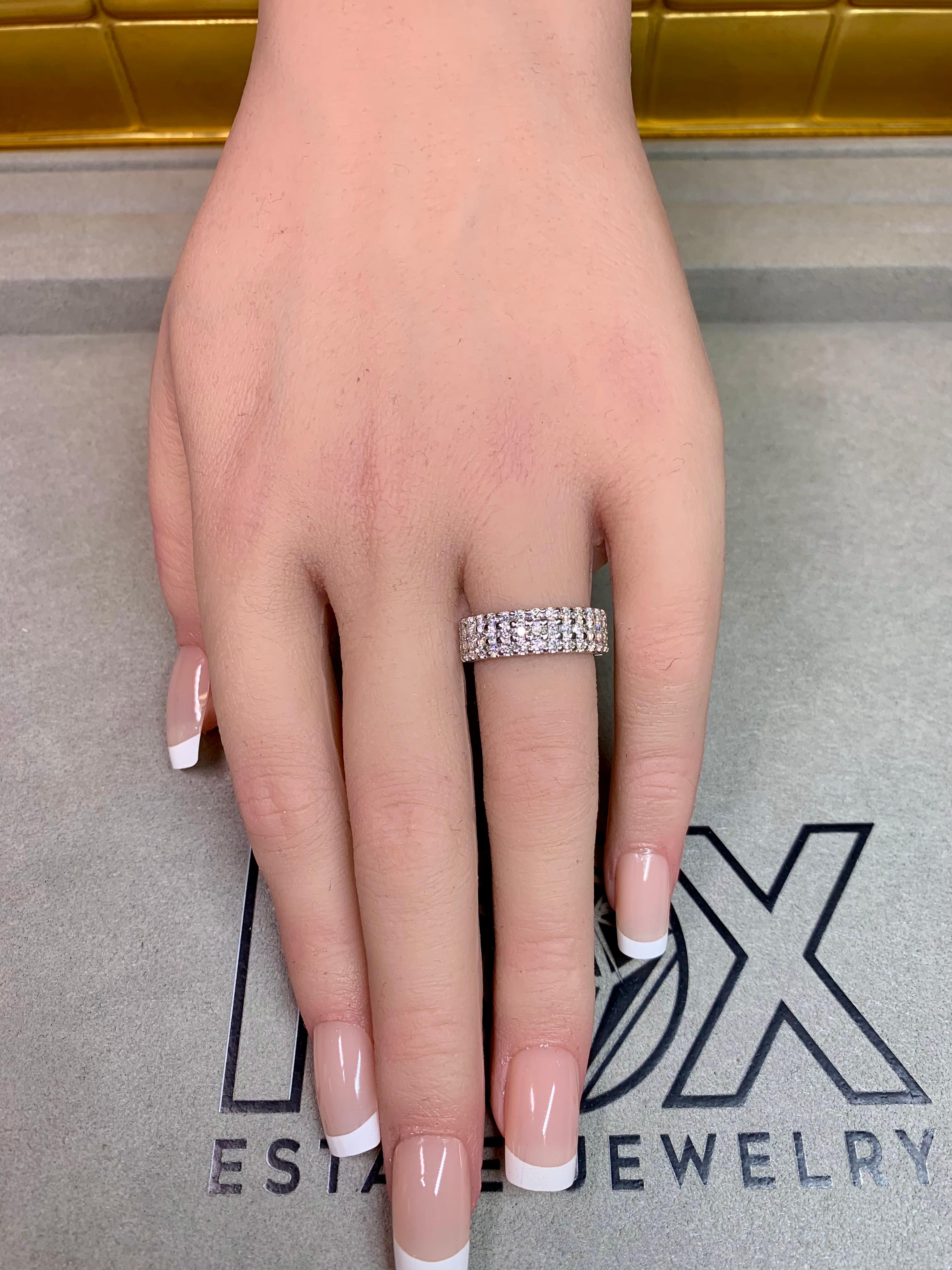 Anillo de oro blanco de 14 quilates con triple fila de diamantes 2,80 ctw, talla 6,75 en venta 2