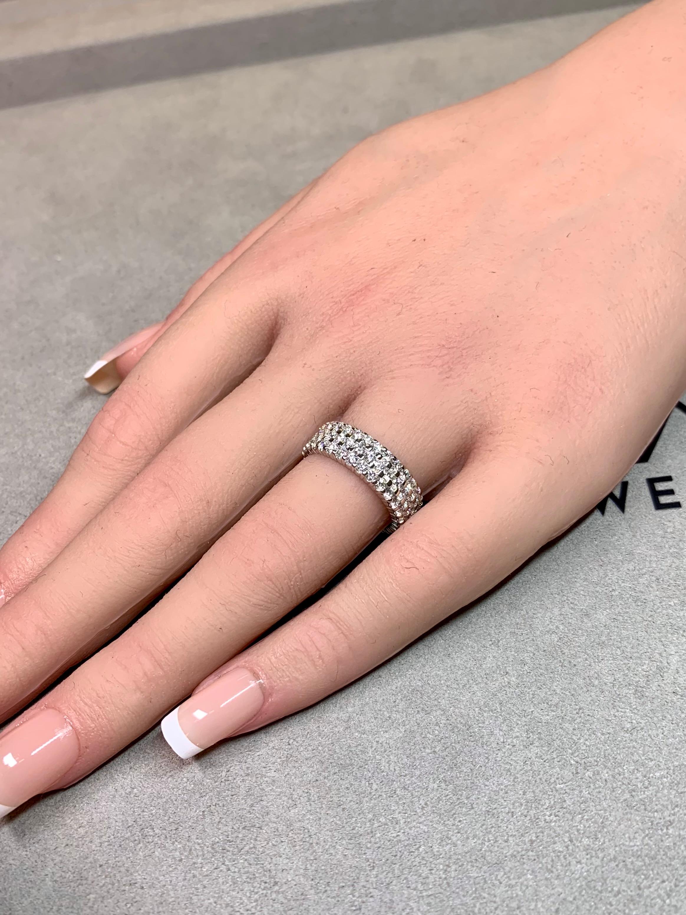 Anillo de oro blanco de 14 quilates con triple fila de diamantes 2,80 ctw, talla 6,75 en venta 3