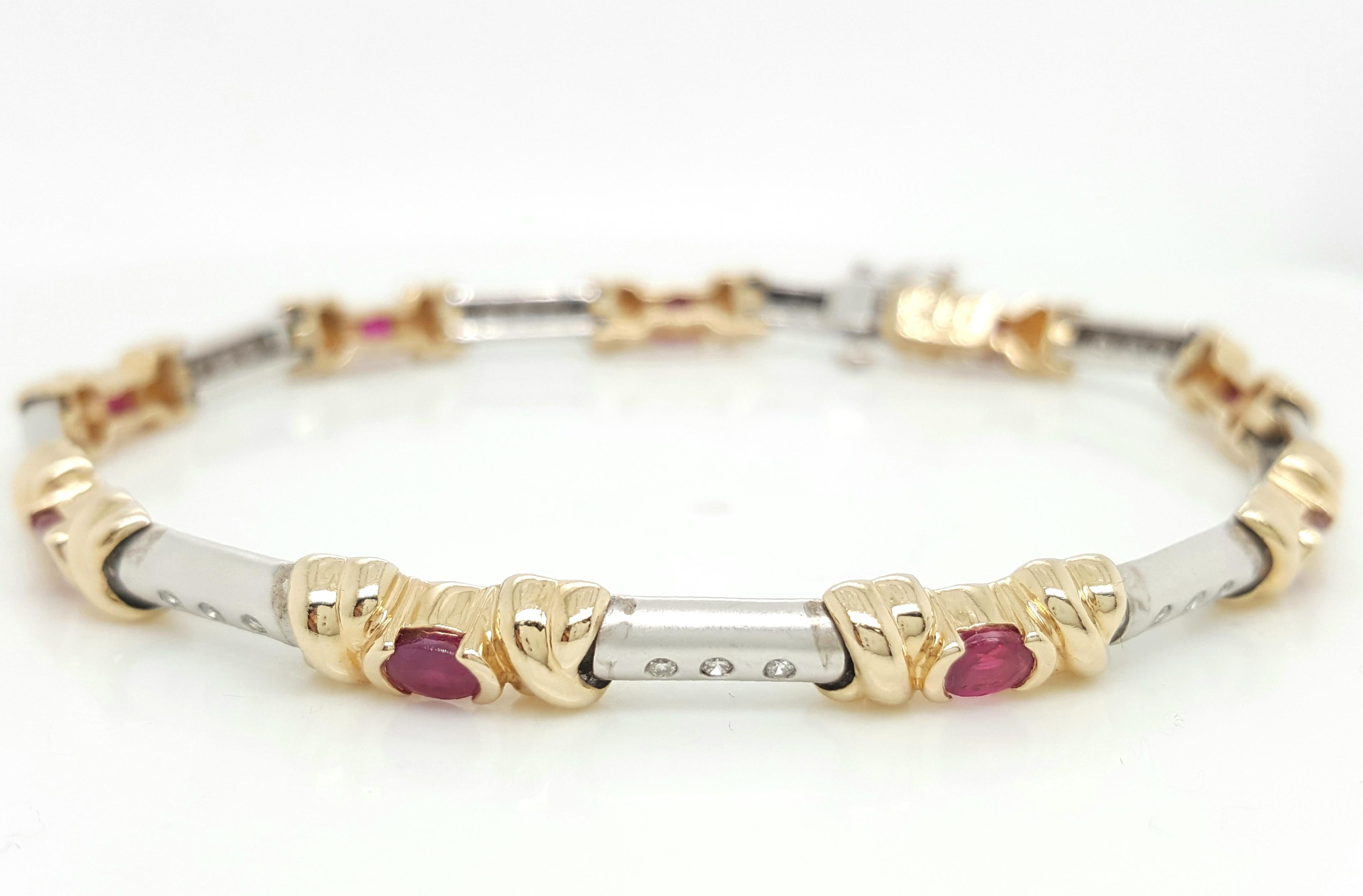 Bracelet en or jaune et blanc 14 carats avec rubis ovale et diamant   Le magnifique bracelet articulé comporte neuf stations en or jaune 14 carats, chacune avec deux motifs en X retenant un demi rubis ovale serti en biseau pesant environ 1,5 kg 