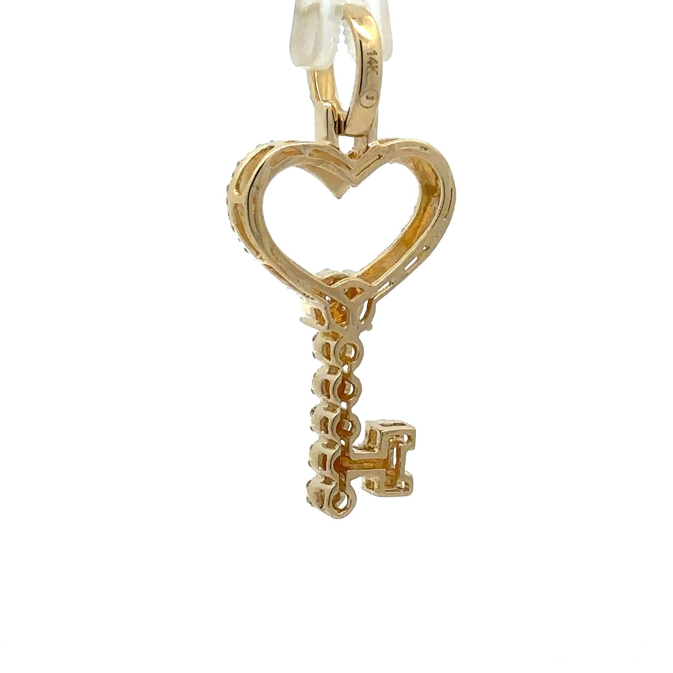 Taglio brillante Ciondolo Estate in oro giallo 14k con diamante da 0,40 carati a forma di cuore e chiave scheletrica in vendita