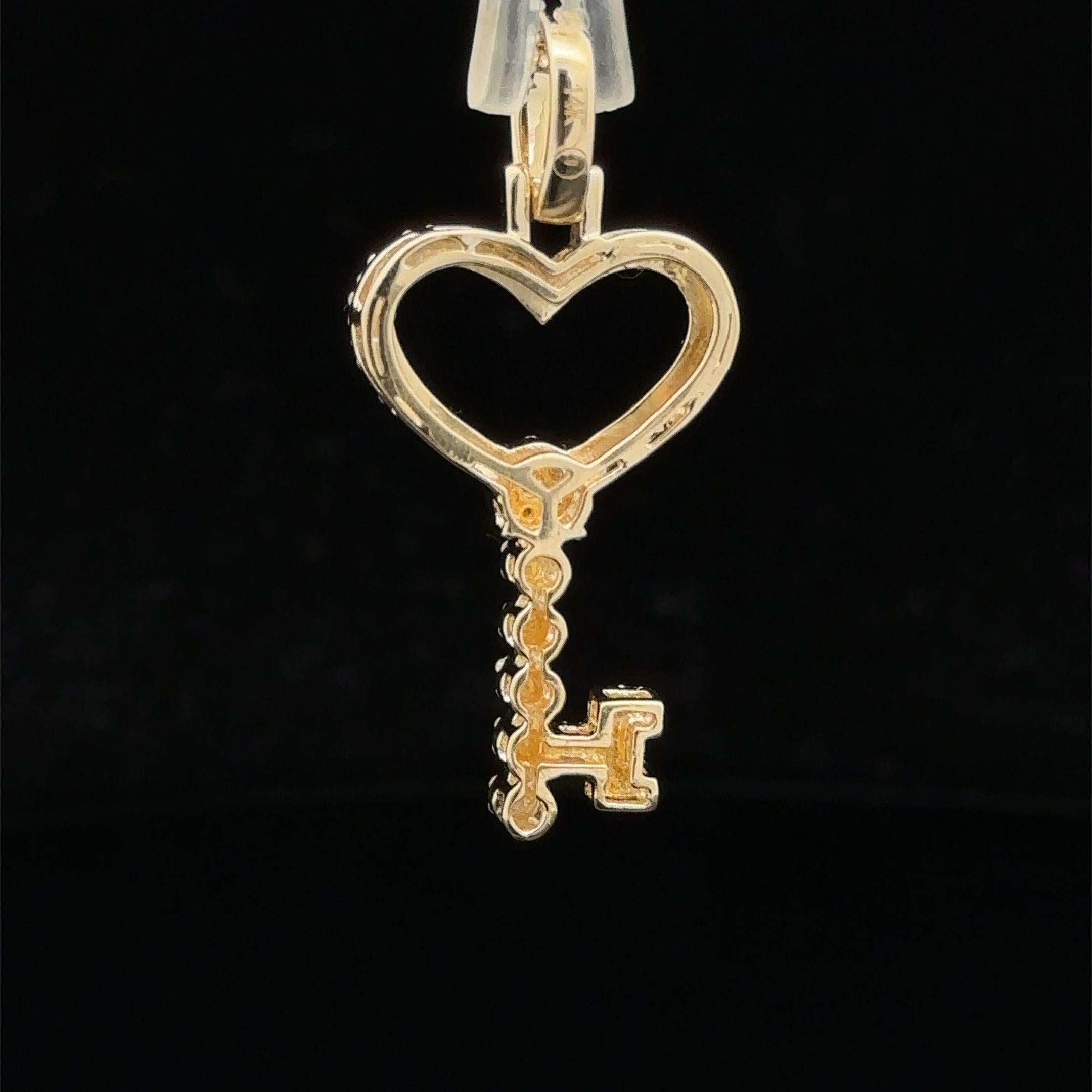 Ciondolo Estate in oro giallo 14k con diamante da 0,40 carati a forma di cuore e chiave scheletrica In condizioni buone in vendita a Montclair, NJ