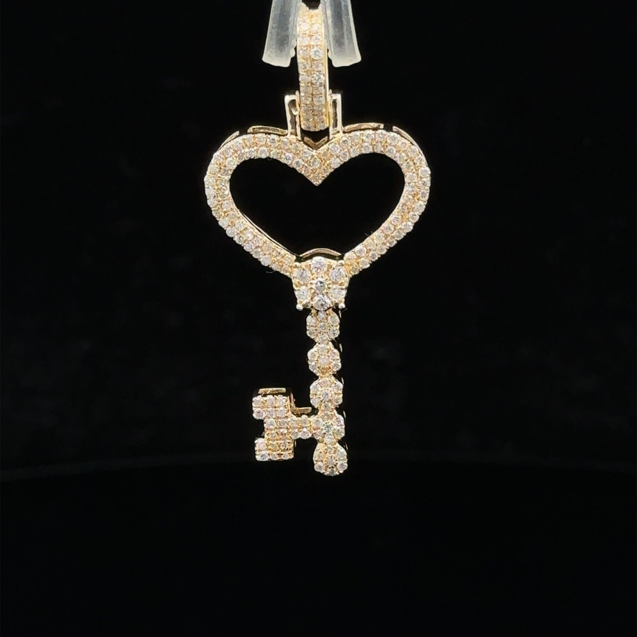 Ciondolo Estate in oro giallo 14k con diamante da 0,40 carati a forma di cuore e chiave scheletrica in vendita 1
