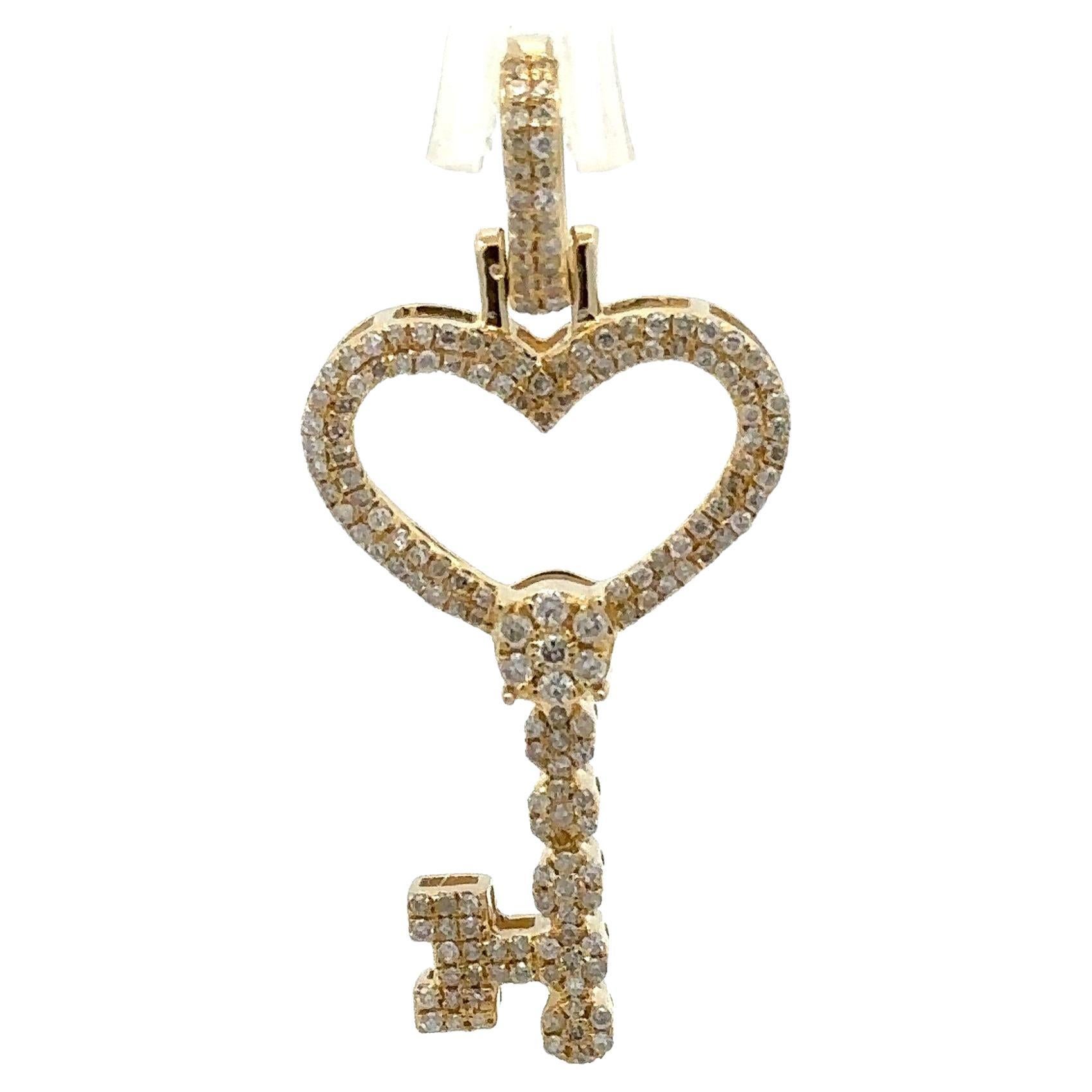 Ciondolo Estate in oro giallo 14k con diamante da 0,40 carati a forma di cuore e chiave scheletrica in vendita