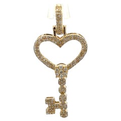 Ciondolo Estate in oro giallo 14k con diamante da 0,40 carati a forma di cuore e chiave scheletrica