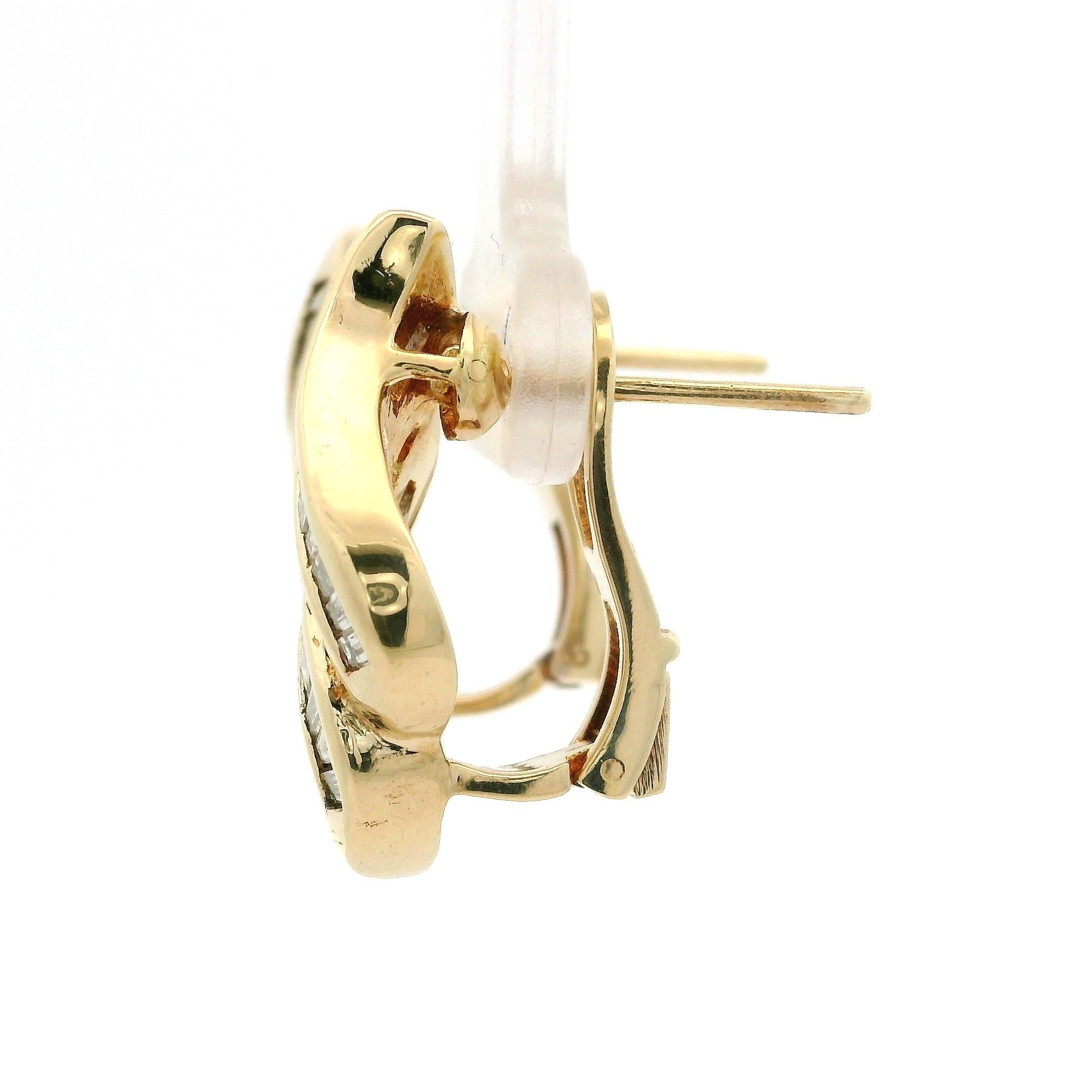 -- A. Stone...
(44) Diamanti naturali autentici - Taglio a baguette - Incastonatura a canale - Colore bianco brillante - 1,0ctw (circa)

Materiale: Oro giallo massiccio 14K
Peso: 10,10 grammi
Fondello: Clip-On convertibile in perno con fondello a
